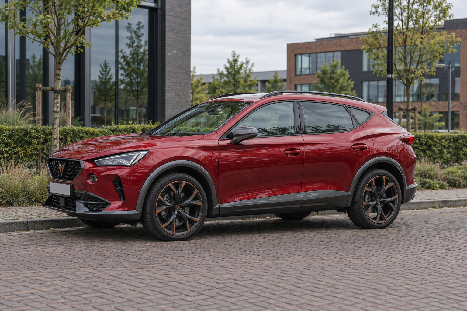 Rode CUPRA Formentor van opzij bij een bedrijfspand