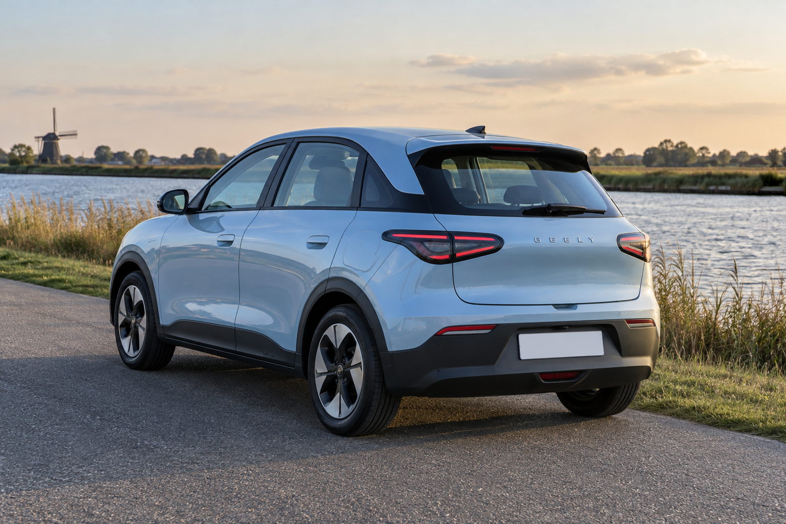 Geely E2 vanuit een andere hoek aan een Nederlandse weg
