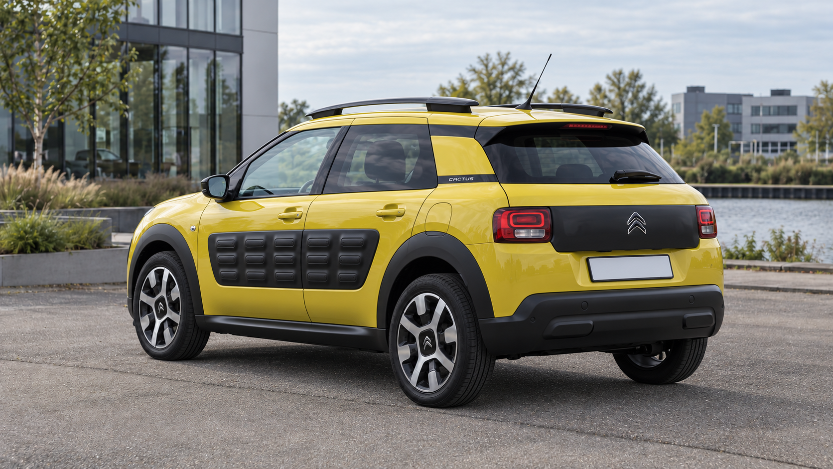 Gele vroege Citro&euml;n C4 Cactus met grote Airbumps van achteren bij een bedrijfspand