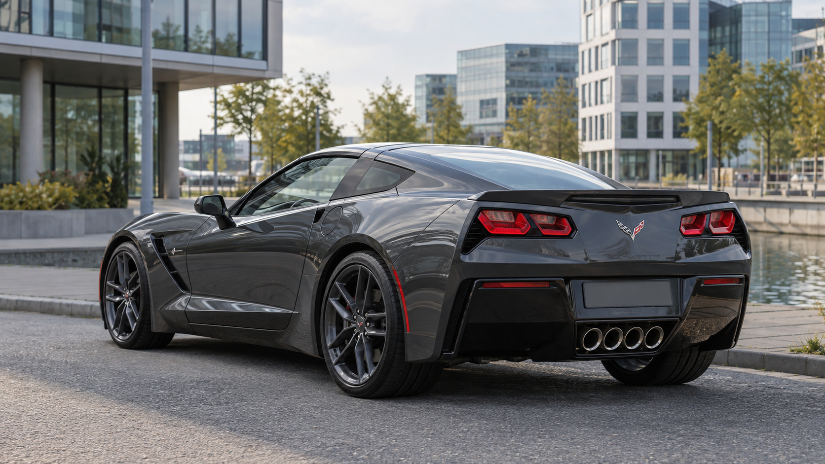 Grijze Chevrolet Corvette C7 coup&eacute; van achteren met vier centrale uitlaatopeningen