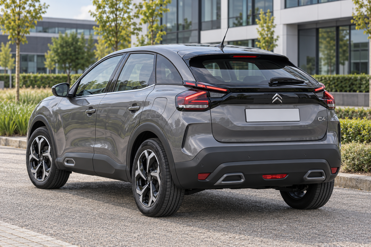 Grijze Citro&euml;n C4 van de generatie vanaf 2020 van achteren bij een bedrijfspand