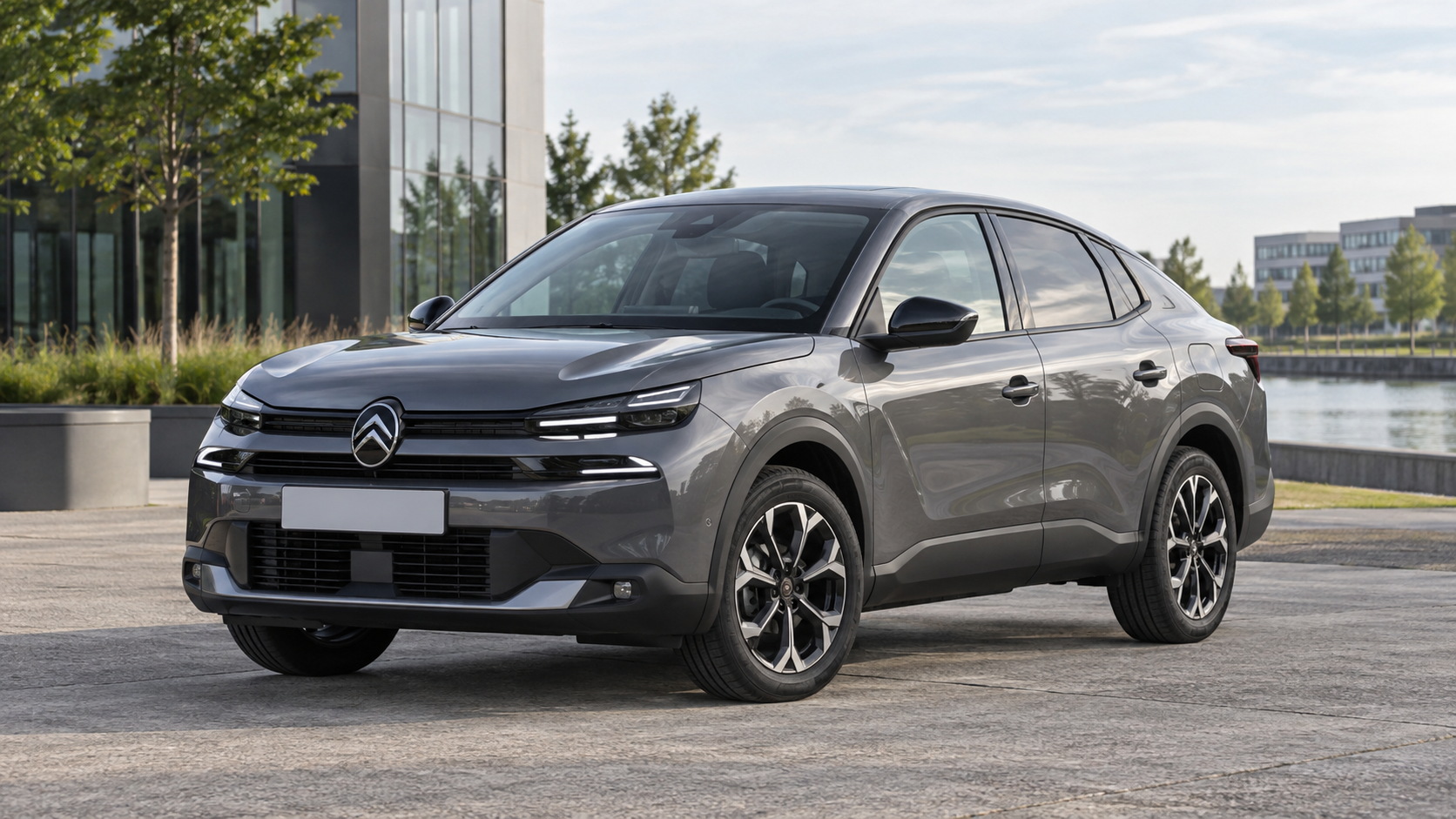 Grijze Citro&euml;n C4 X met fastback-carrosserie van voren bij een bedrijfspand