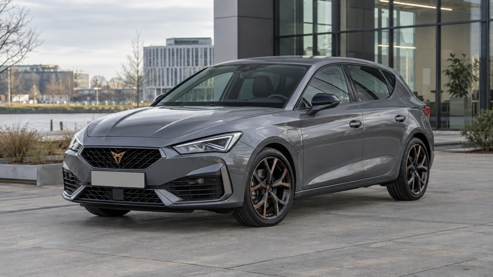 Grijze CUPRA Leon hatchback van voren ter vergelijking met de langere Sportstourer