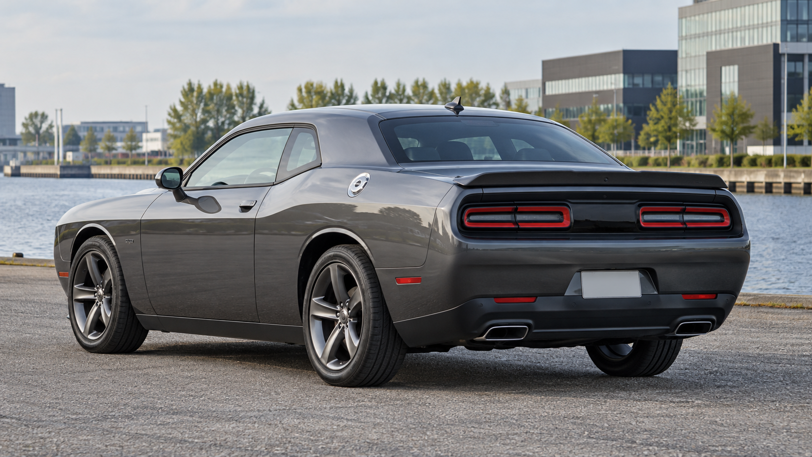 Grijze Dodge Challenger coup&eacute; van achteren