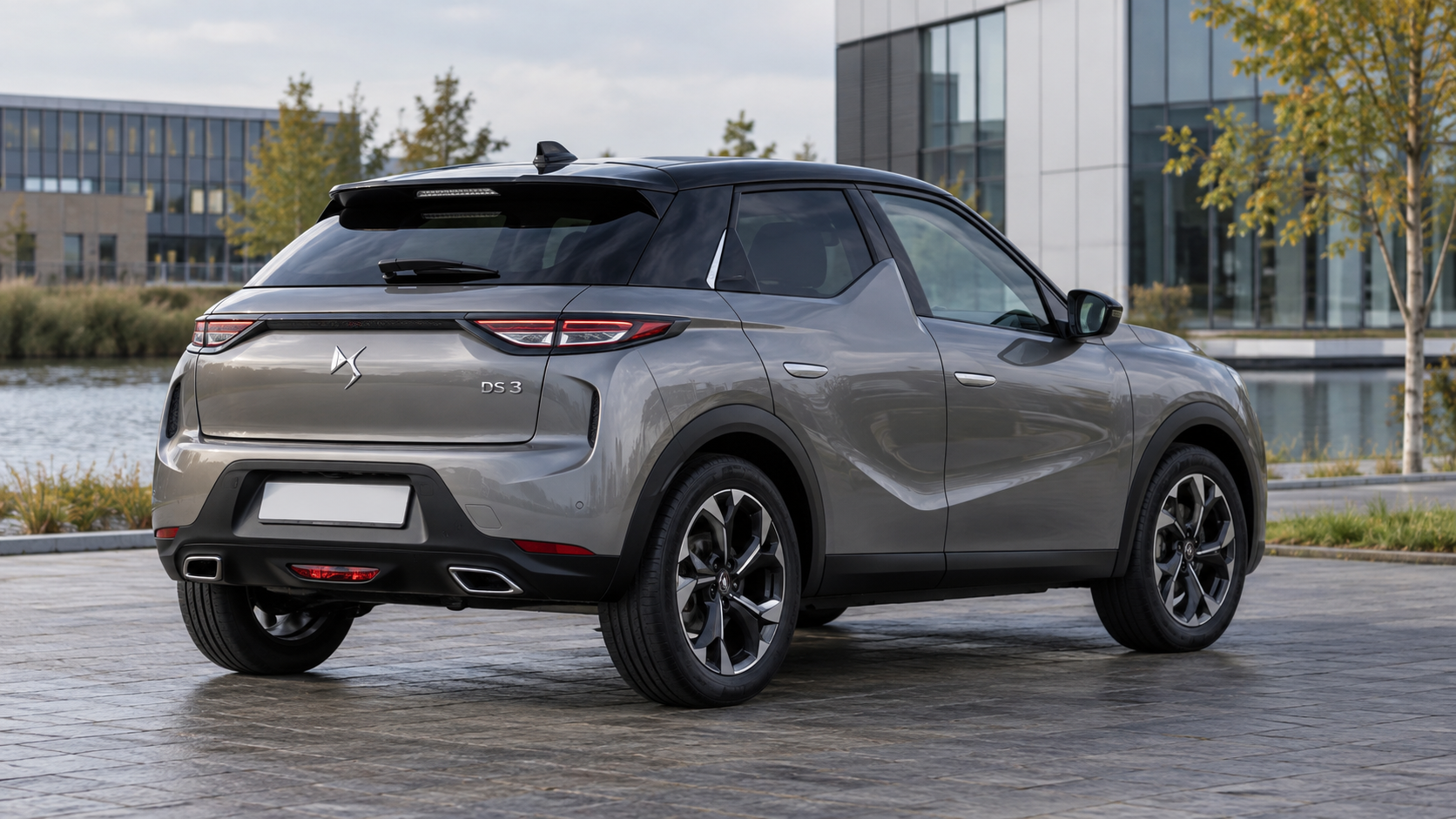 Grijze DS 3 Crossback vijfdeurs SUV van achteren