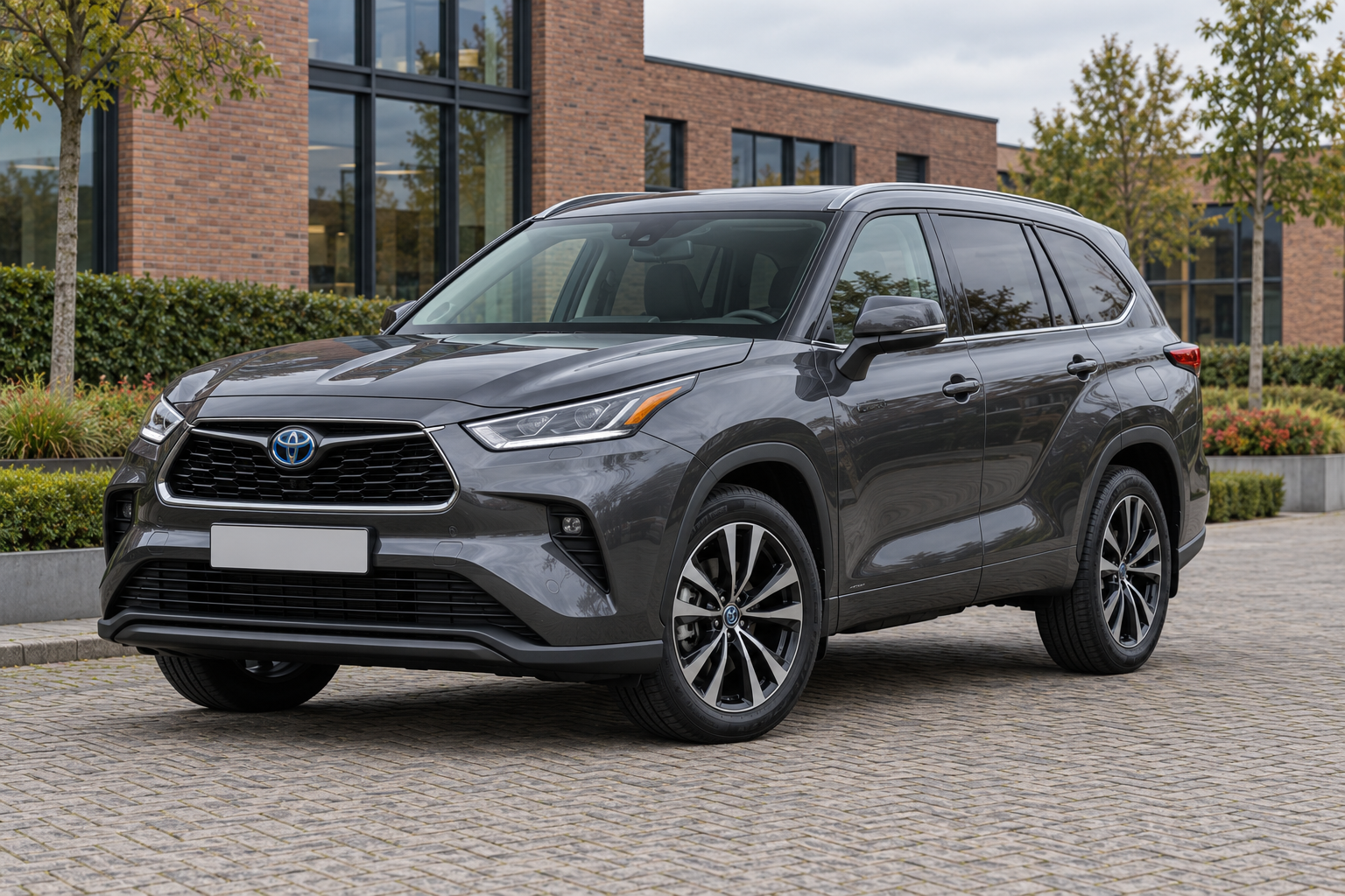 Europese Toyota Highlander Hybrid van voren, met de lange zevenzits carrosserie