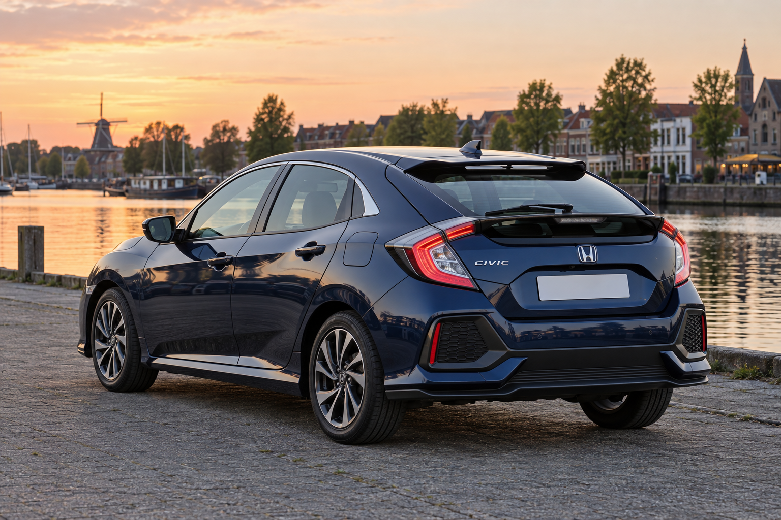 Donkerblauwe Civic hatchback van de tiende generatie, schuin van achteren aan het water