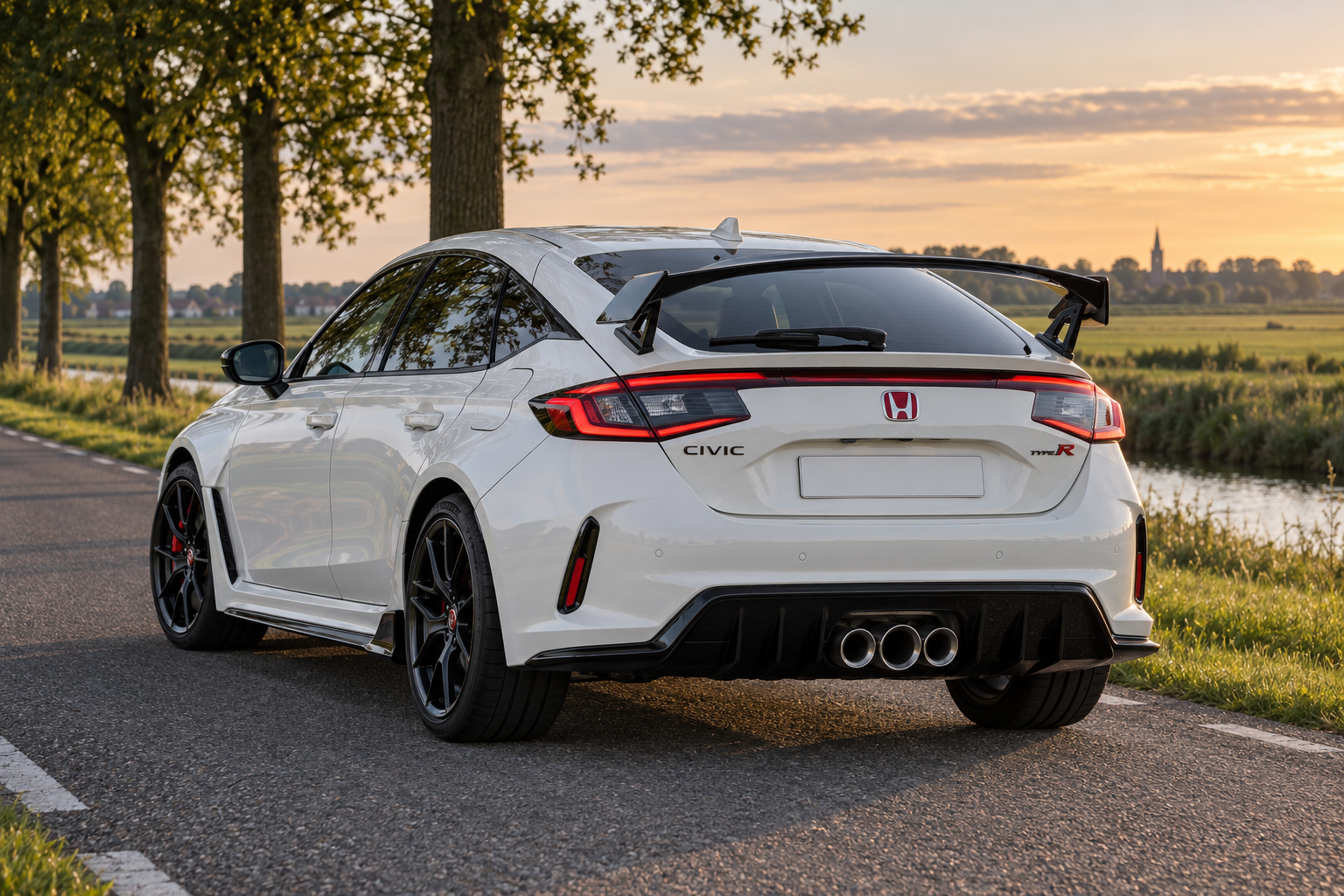 Witte Honda Civic Type R van achteren met de kenmerkende vleugel en drie centrale uitlaten