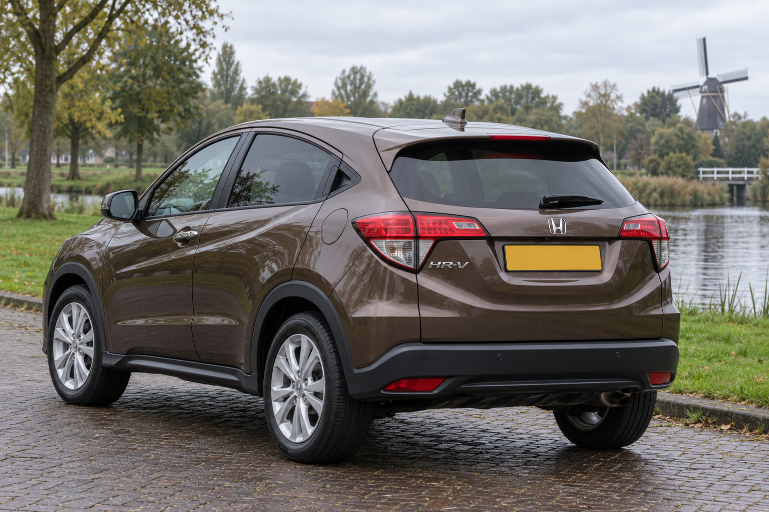 Bronskleurige HR-V van de tweede generatie schuin van achteren, illustratief voor de oudere benzineauto