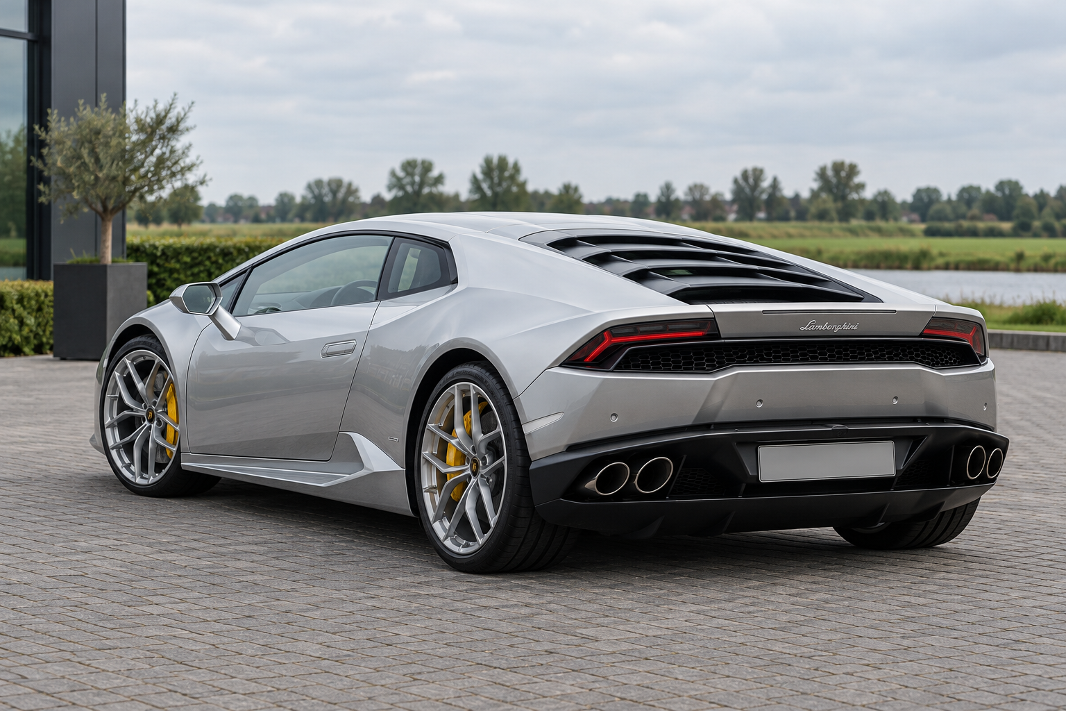 Zilveren Lamborghini Hurac&aacute;n LP610-4 Coup&eacute; van schuin achteren