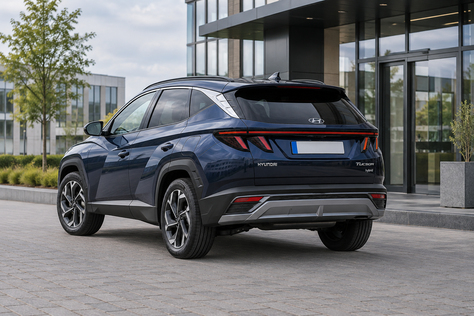 Hyundai Tucson full hybrid van de vierde generatie bij een modern Nederlands bedrijfspand