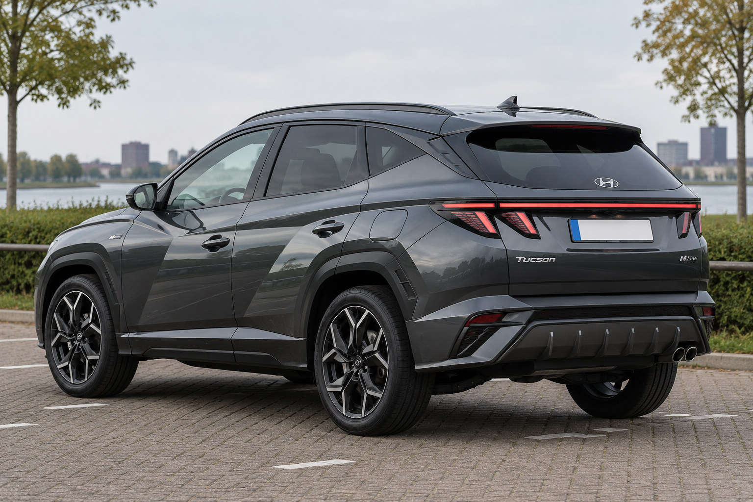 Hyundai Tucson N Line van de vierde generatie met sportieve bumpers en wielen op een Nederlandse parkeerplaats