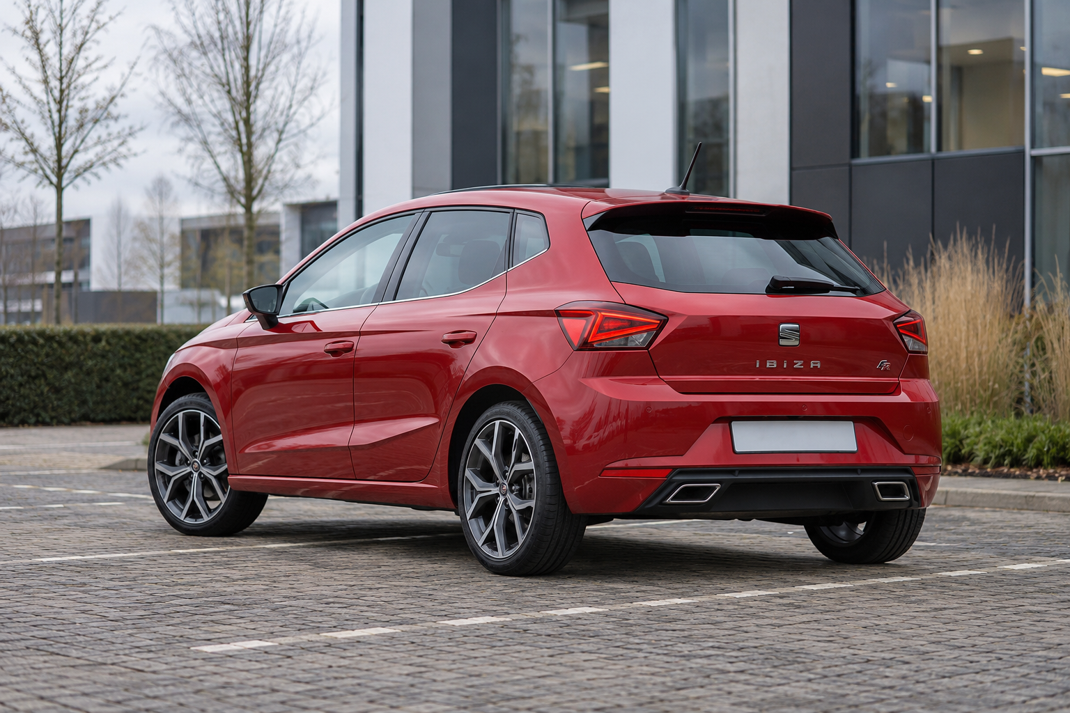 SEAT Ibiza 1.0 TSI in FR-uitvoering op een rustige weg