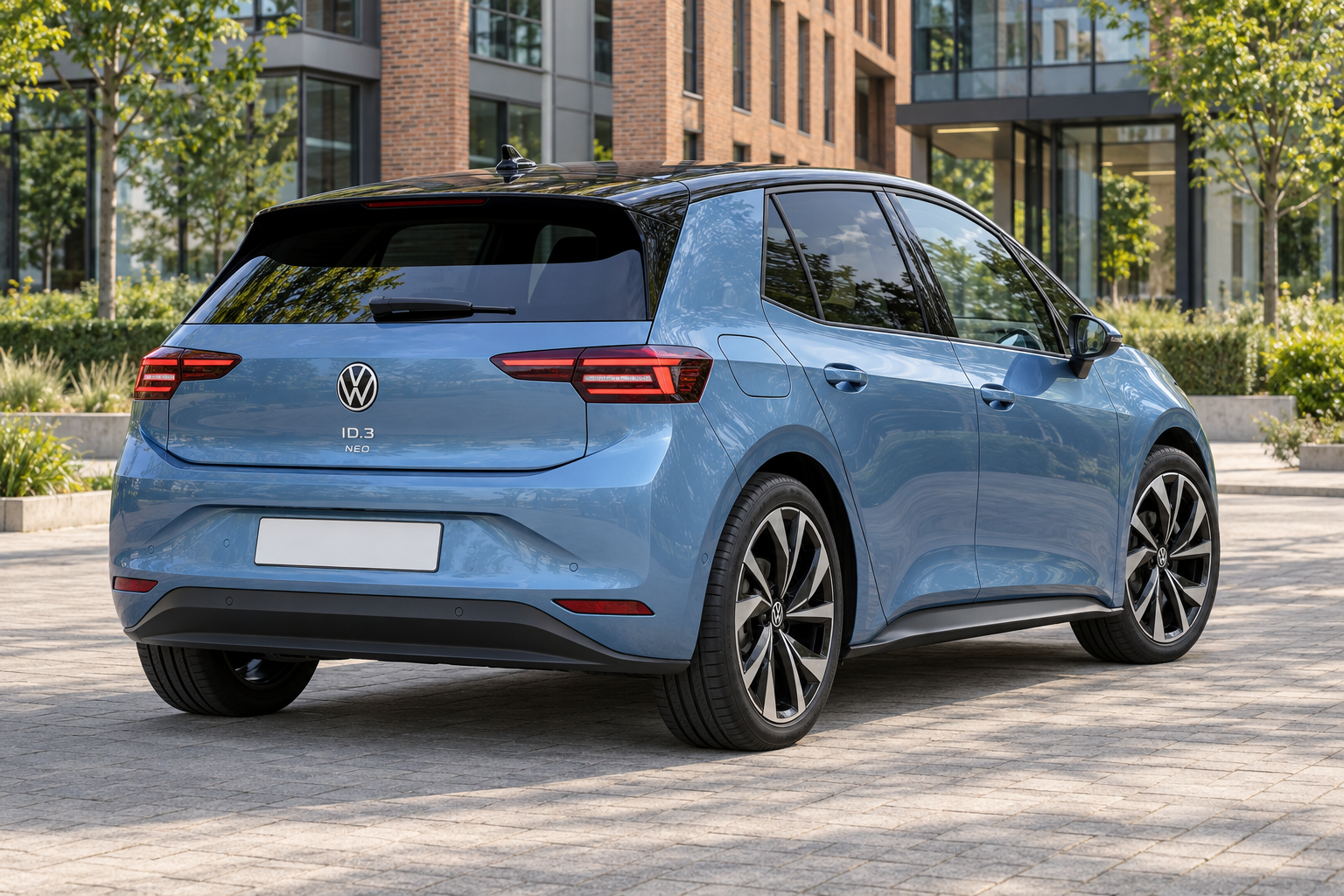 Blauwe Volkswagen ID.3 Neo van achteren met achterklep in carrosseriekleur
