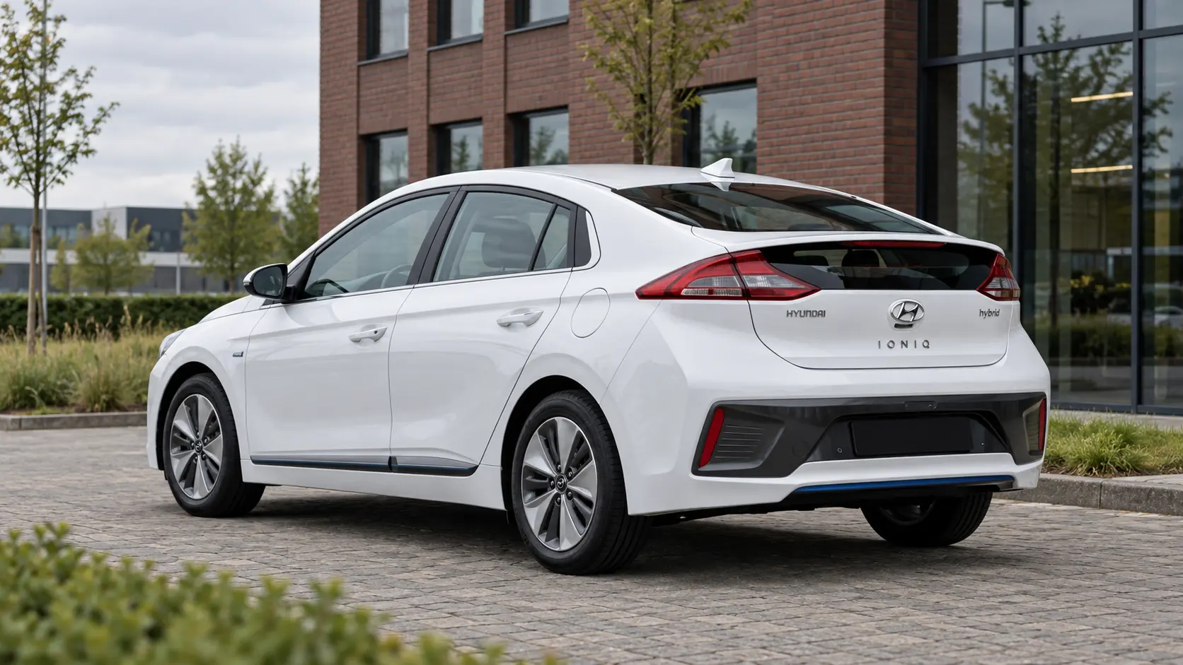 Illustratieve oorspronkelijke Hyundai IONIQ Hybrid; andere aandrijvingen hebben eigen details en specificaties
