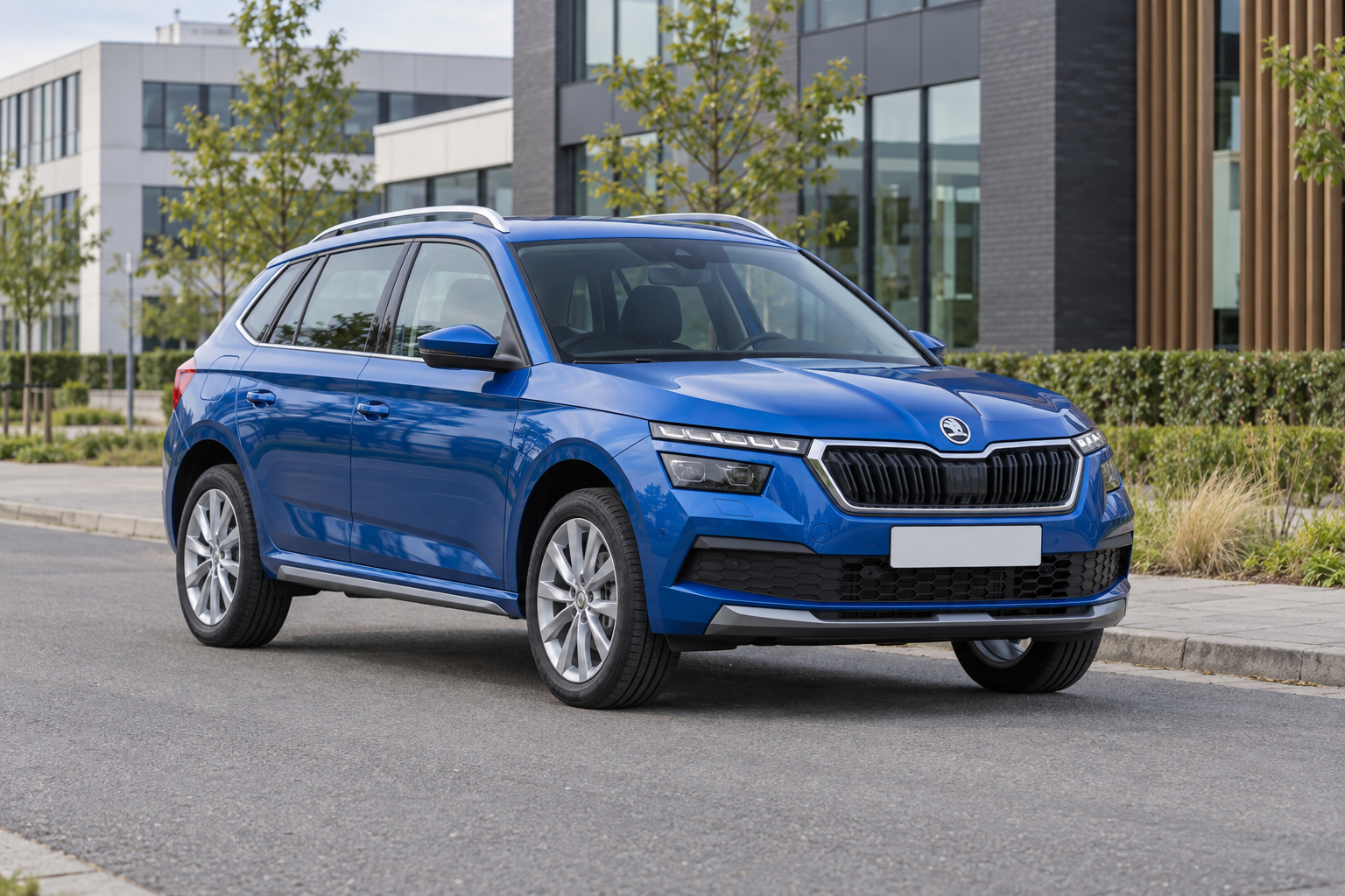 Blauwe Europese &Scaron;koda Kamiq v&oacute;&oacute;r de facelift, als vergelijking met de vernieuwde reeks