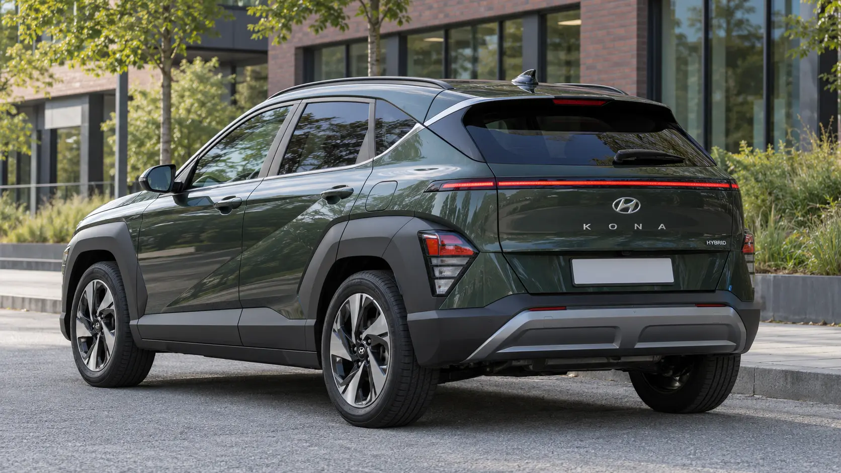 Tweede generatie Hyundai KONA Hybrid in groen, driekwart van achteren