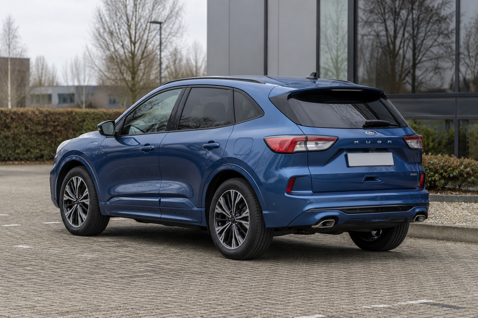 Ford Kuga PHEV op een rustige parkeerplaats naast een zakelijke route