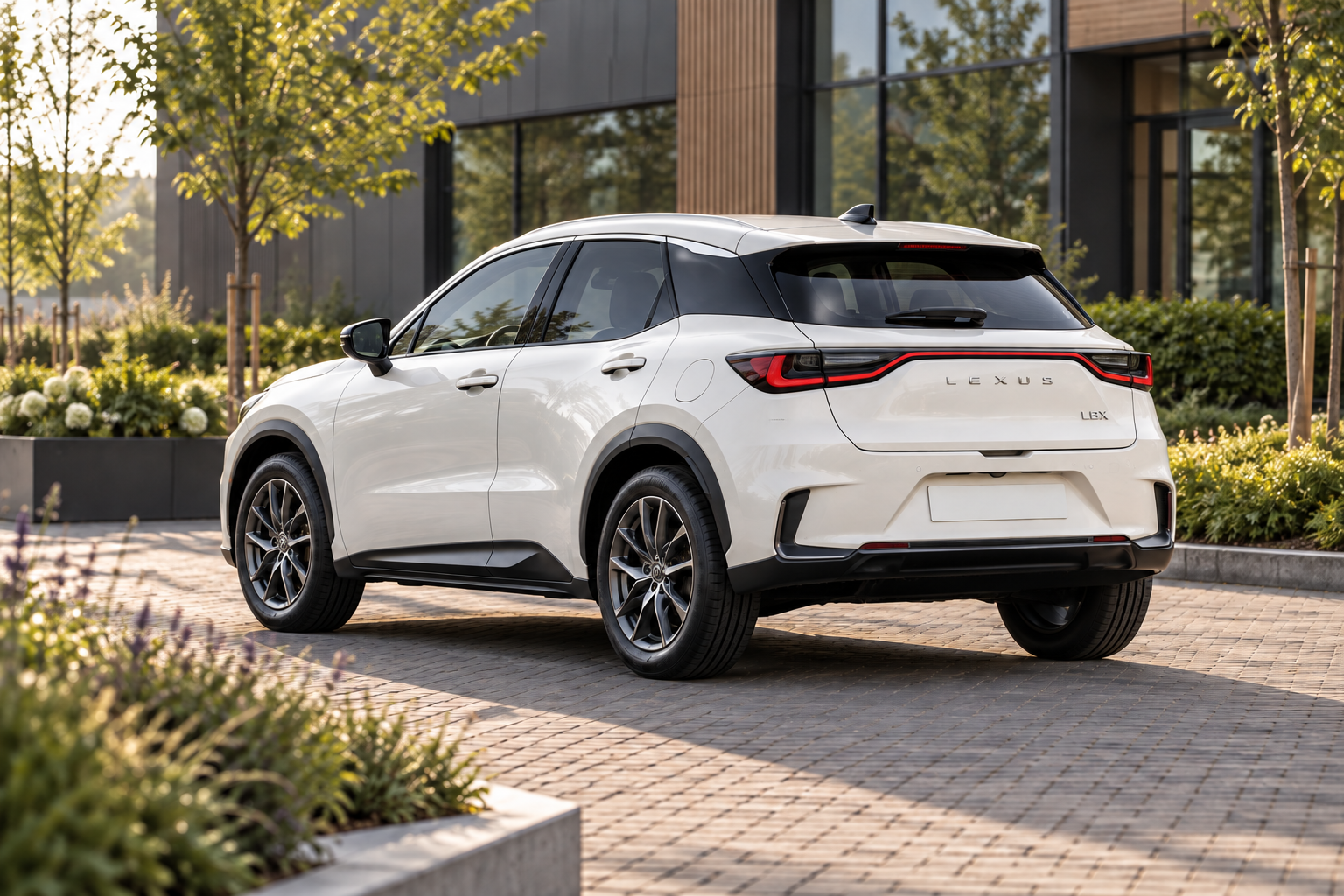 Witte reguliere Lexus LBX Hybrid in driekwart achteraanzicht, algemene modelillustratie