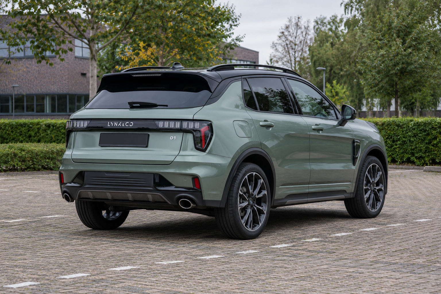 Vernieuwde Lynk & Co 01 naast een Nederlands kantoor, met zicht op de SUV-carrosserie