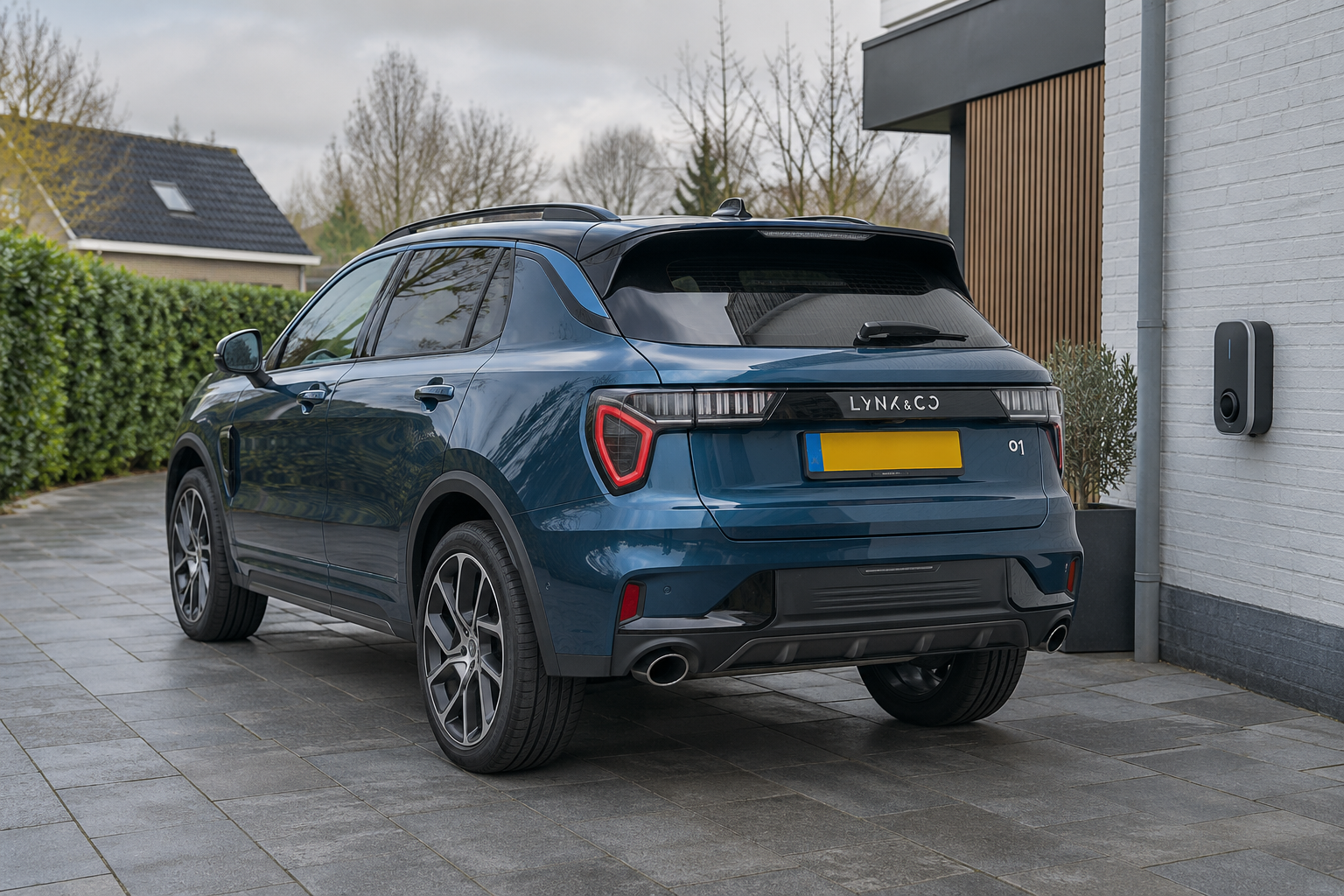 Lynk & Co 01 bij een AC-laadpunt naast een Nederlandse werkplek