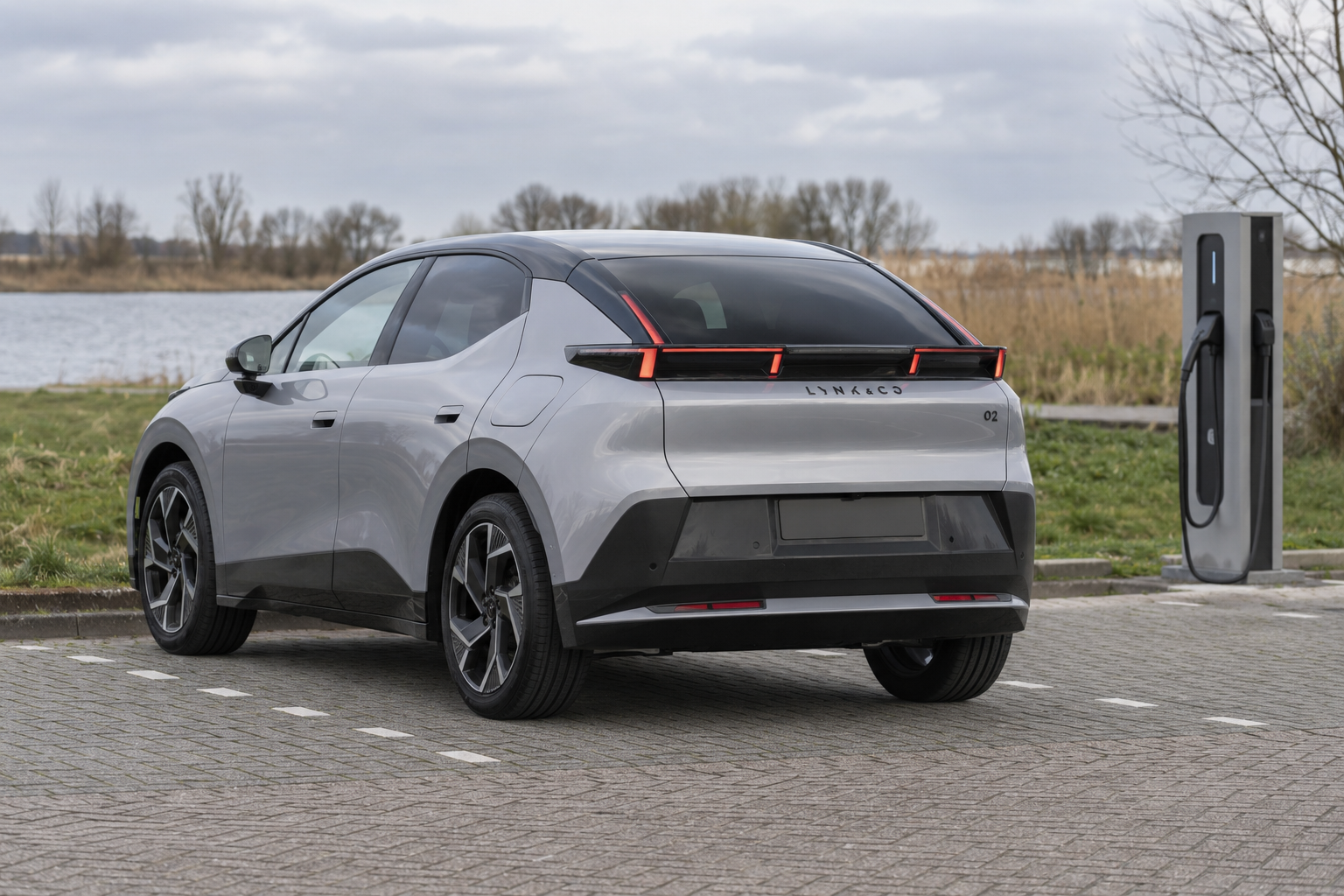 Lynk & Co 02 bij een laadvoorziening op een Nederlands parkeerterrein