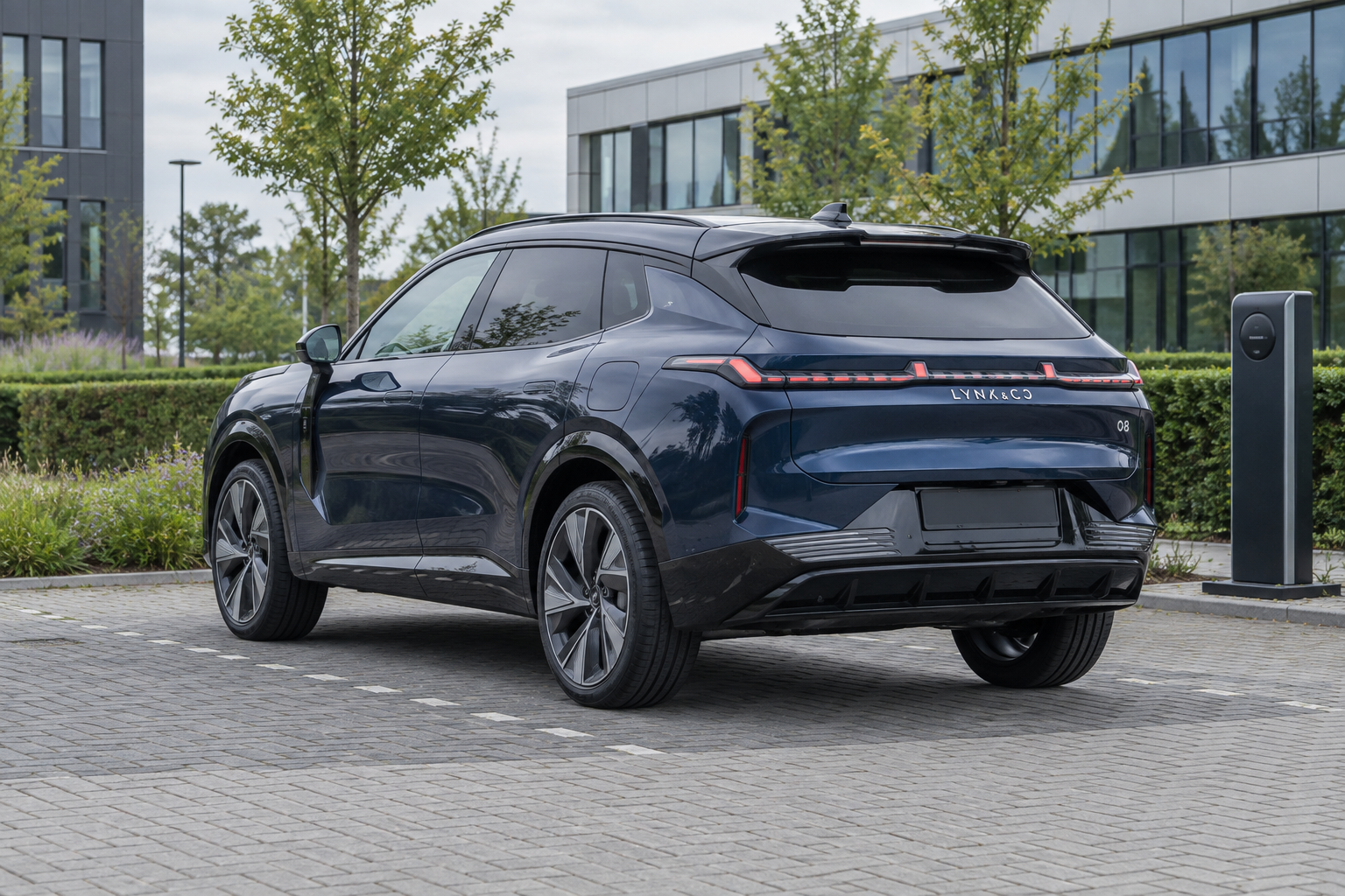 Lynk & Co 08 More op een rustige Nederlandse weg bij een zakelijke bestemming
