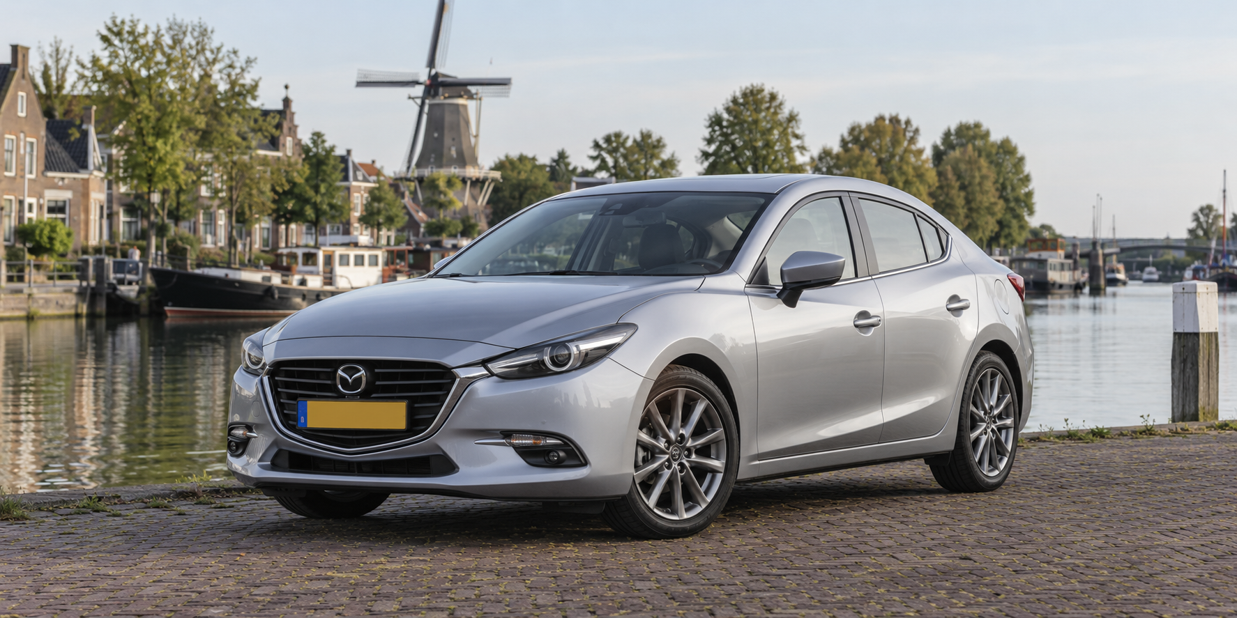 Zilverkleurige Mazda 3 sedan van de derde generatie met afzonderlijke kofferbak