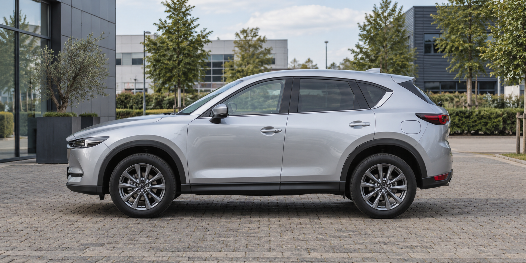 Zilverkleurige Mazda CX-5 van de tweede generatie in zijaanzicht