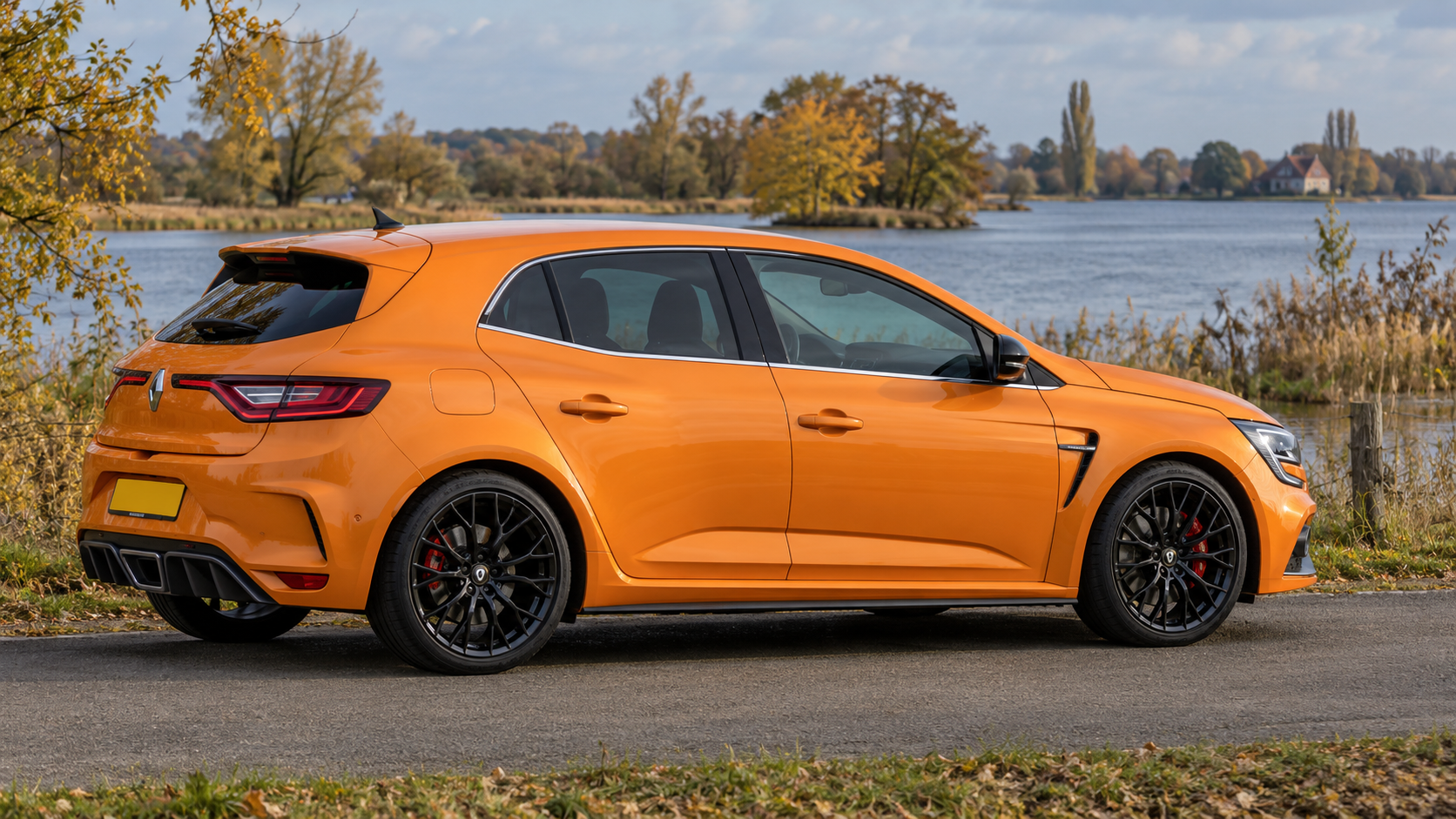 Oranje Renault M&eacute;gane IV R.S. hatchback van opzij, met korte achteroverhang