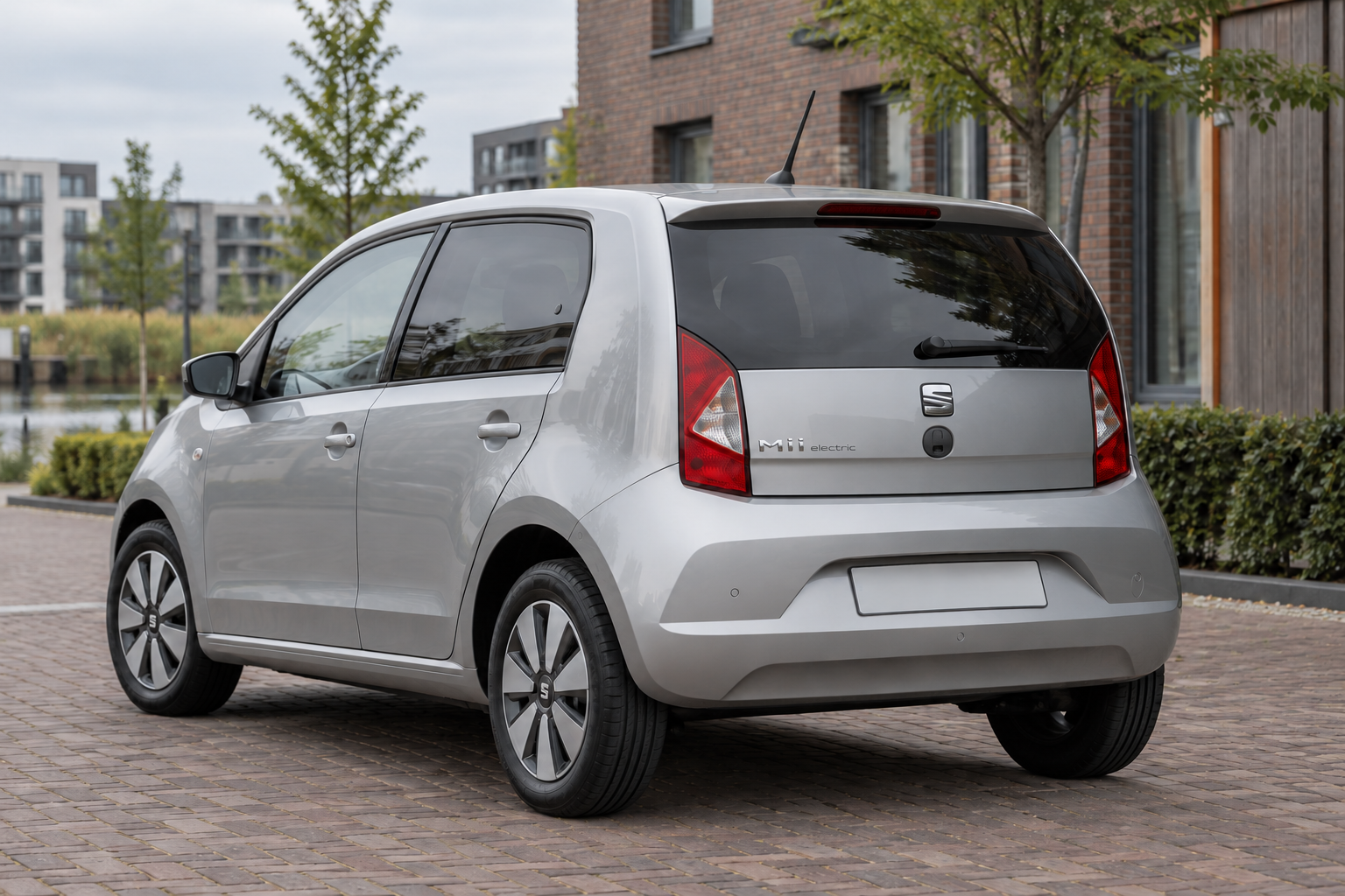 Achterzijde van een zilveren SEAT Mii electric met vijf deuren
