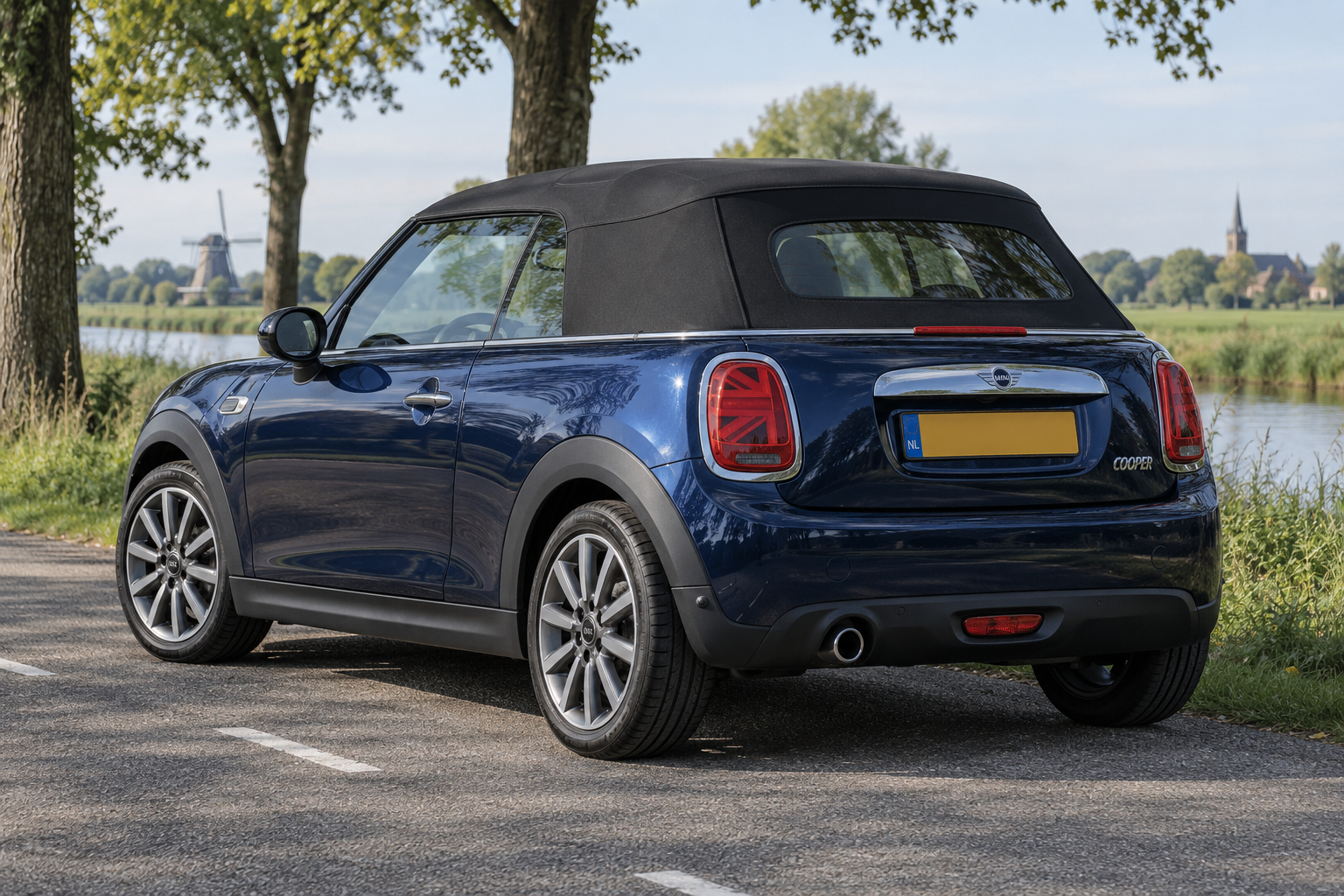 Blauwe MINI Cooper Cabrio met gesloten zwart stoffen dak