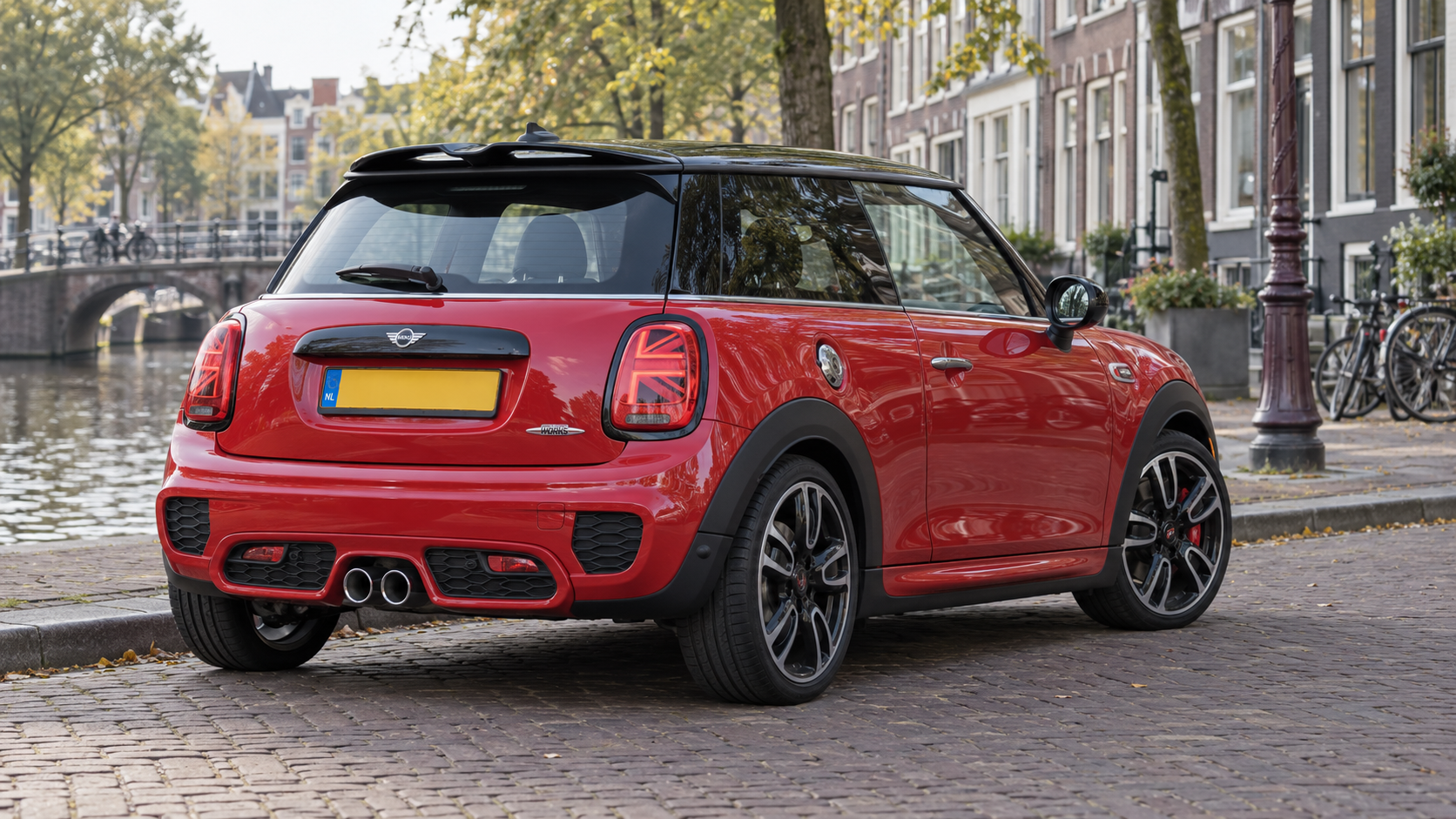 Rode MINI John Cooper Works 3-deurs uit de F56-generatie in achteraanzicht
