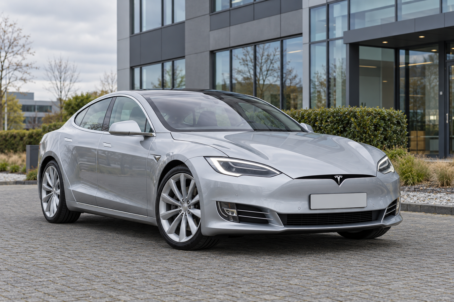Oudere Tesla Model S waarvan laadmogelijkheden per exemplaar moeten worden gecontroleerd
