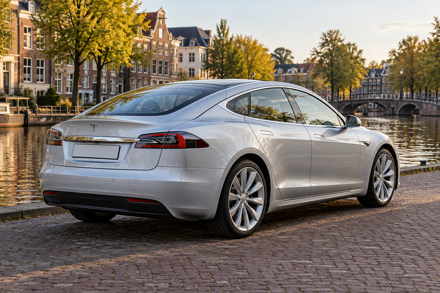 Oudere zilveren Model S ter vergelijking met de vernieuwde Plaid