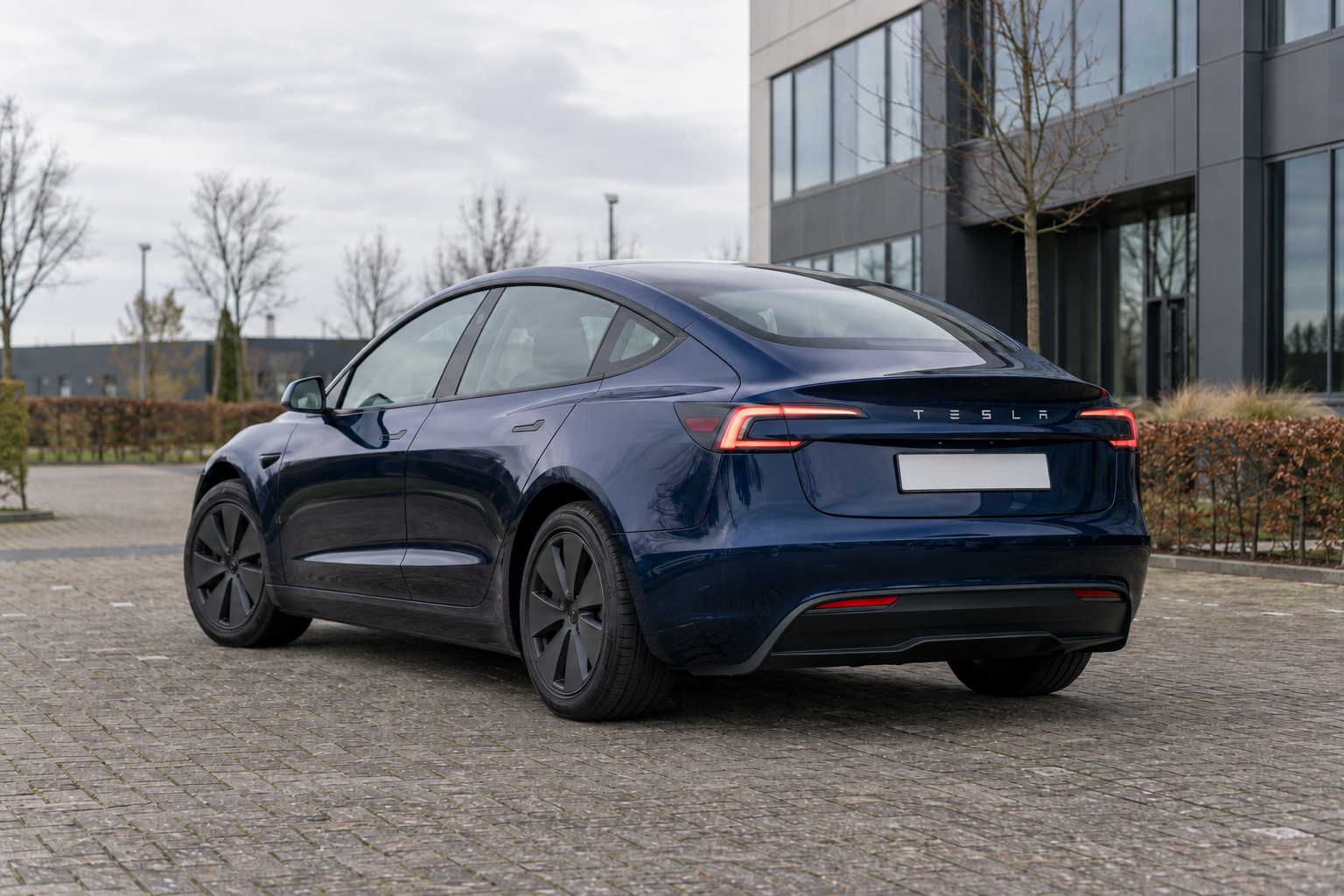 Vernieuwde Tesla Model 3 Highland schuin van achteren met herkenbare achterlichten