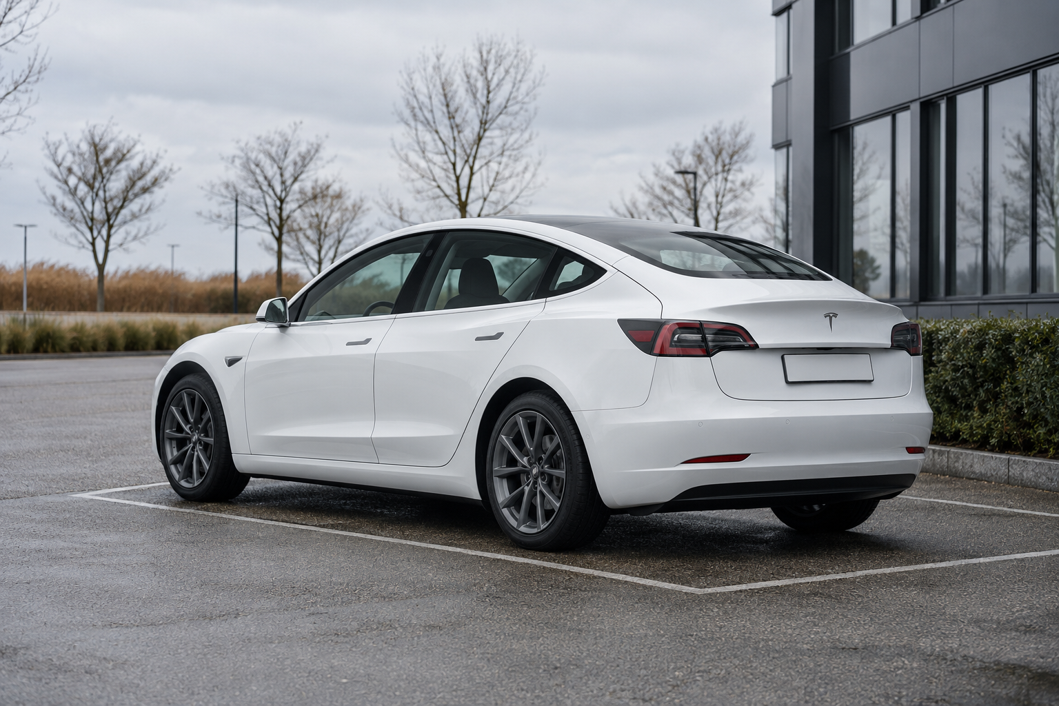 Tesla Model 3 op een parkeerplaats langs een doorgaande route