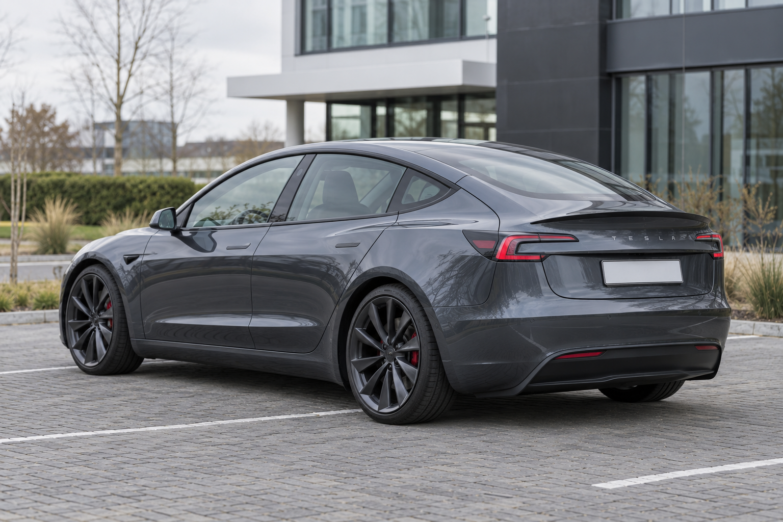 Tesla Model 3 Performance van de vernieuwde generatie schuin van achteren