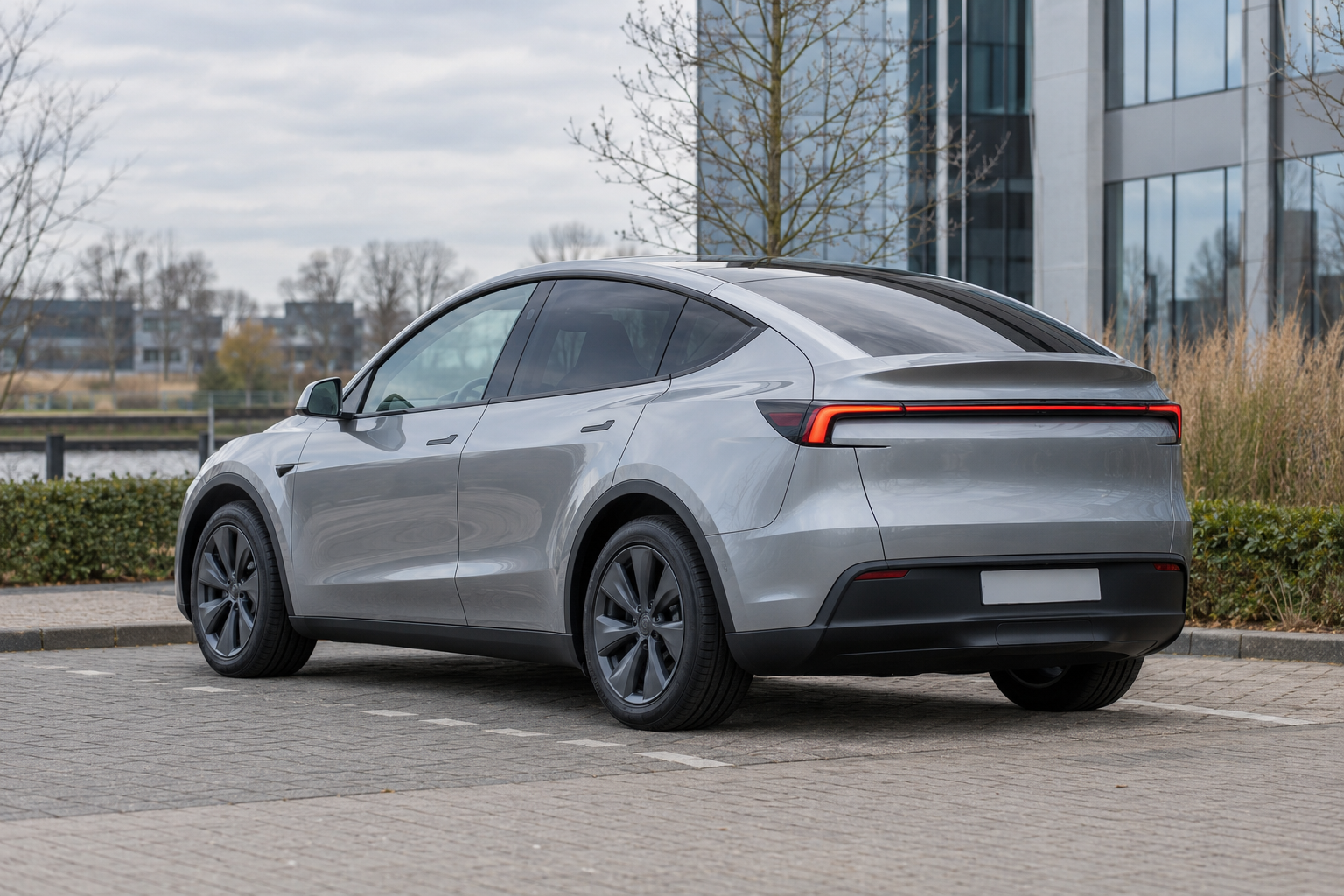 Vernieuwde Tesla Model Y met doorlopende achterlichtvorm, schuin van achteren