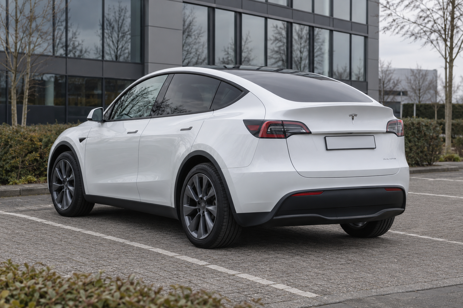 Tesla Model Y uit de eerdere generatie gezien van opzij