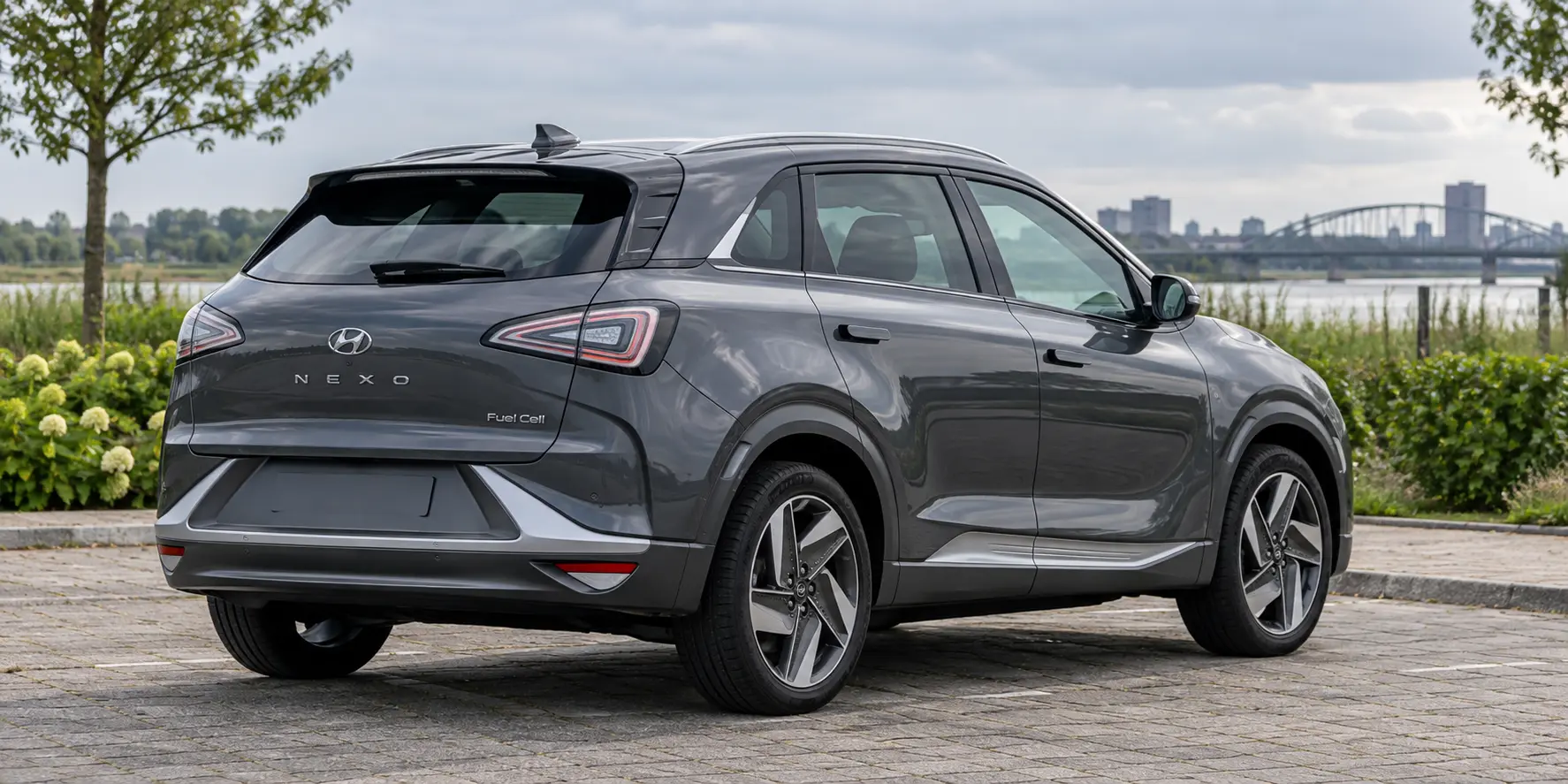 Hyundai NEXO van de eerste generatie in donkergrijs, driekwart van achteren