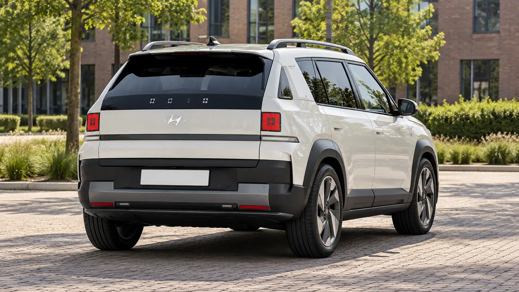 Nieuwe tweede generatie Hyundai NEXO in ivoorwit van achteren, met vierkante rode achterlichten