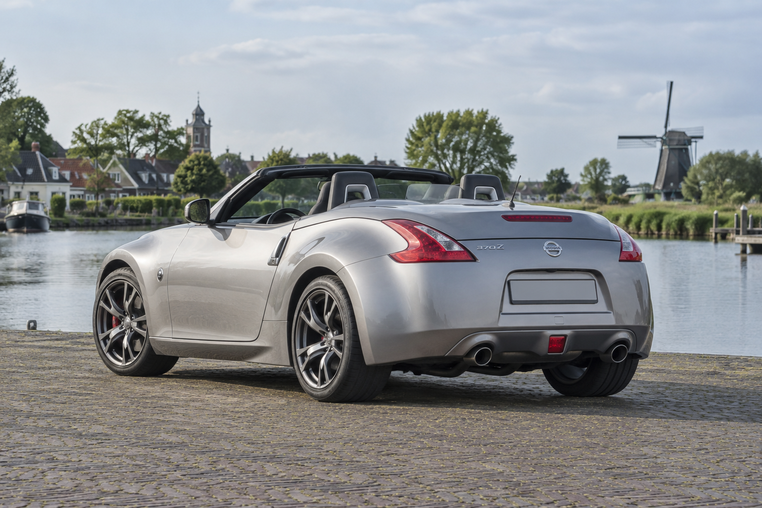 Illustratie van een Nissan 370Z Roadster met geopend dak, schuin van achteren