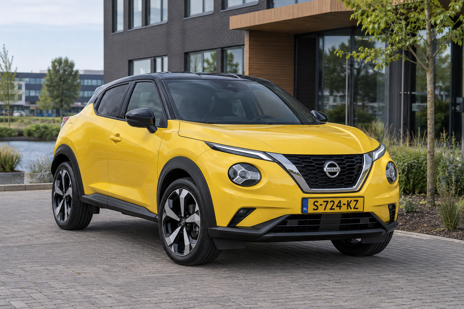 Illustratie van een Nissan Juke van de tweede generatie naast de keuze voor een oudere F15