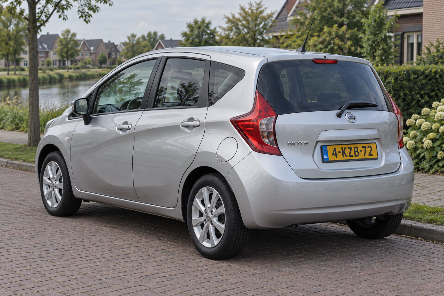Achterzijde van de tweede generatie Nissan Note voor de vergelijking van carrosserie en praktische indeling