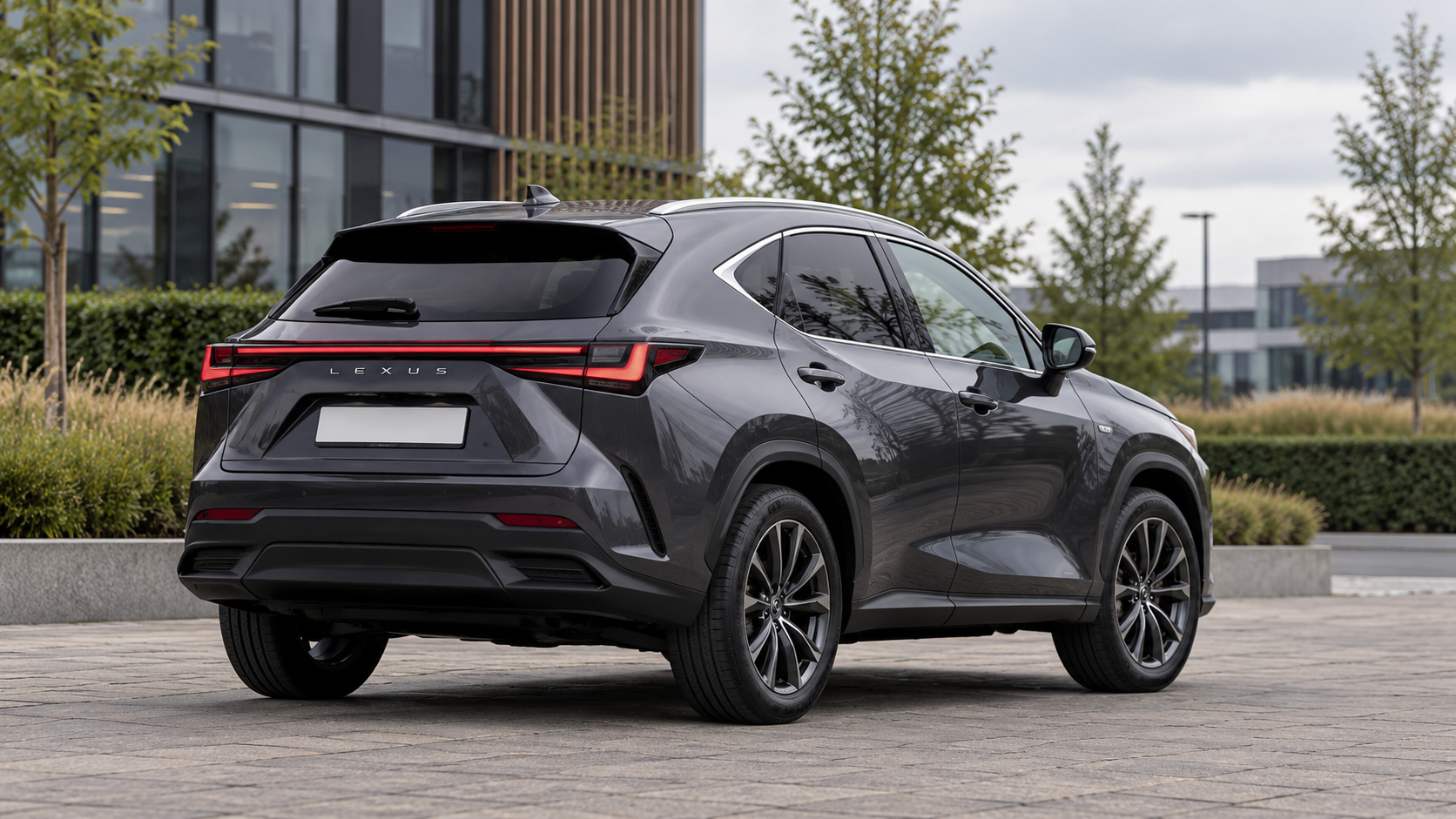 Donkergrijze Lexus NX van de nieuwere generatie, schuin van achteren