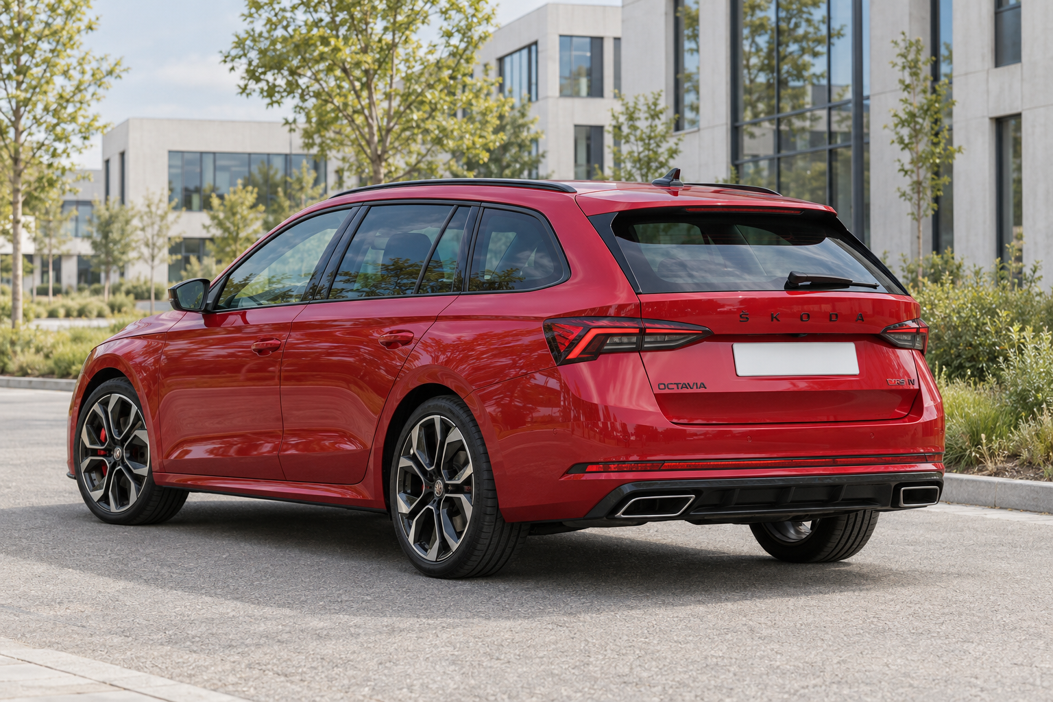 Rode vierde generatie &Scaron;koda Octavia Combi RS iV van achteren met de kenmerkende reflector en sportbumper