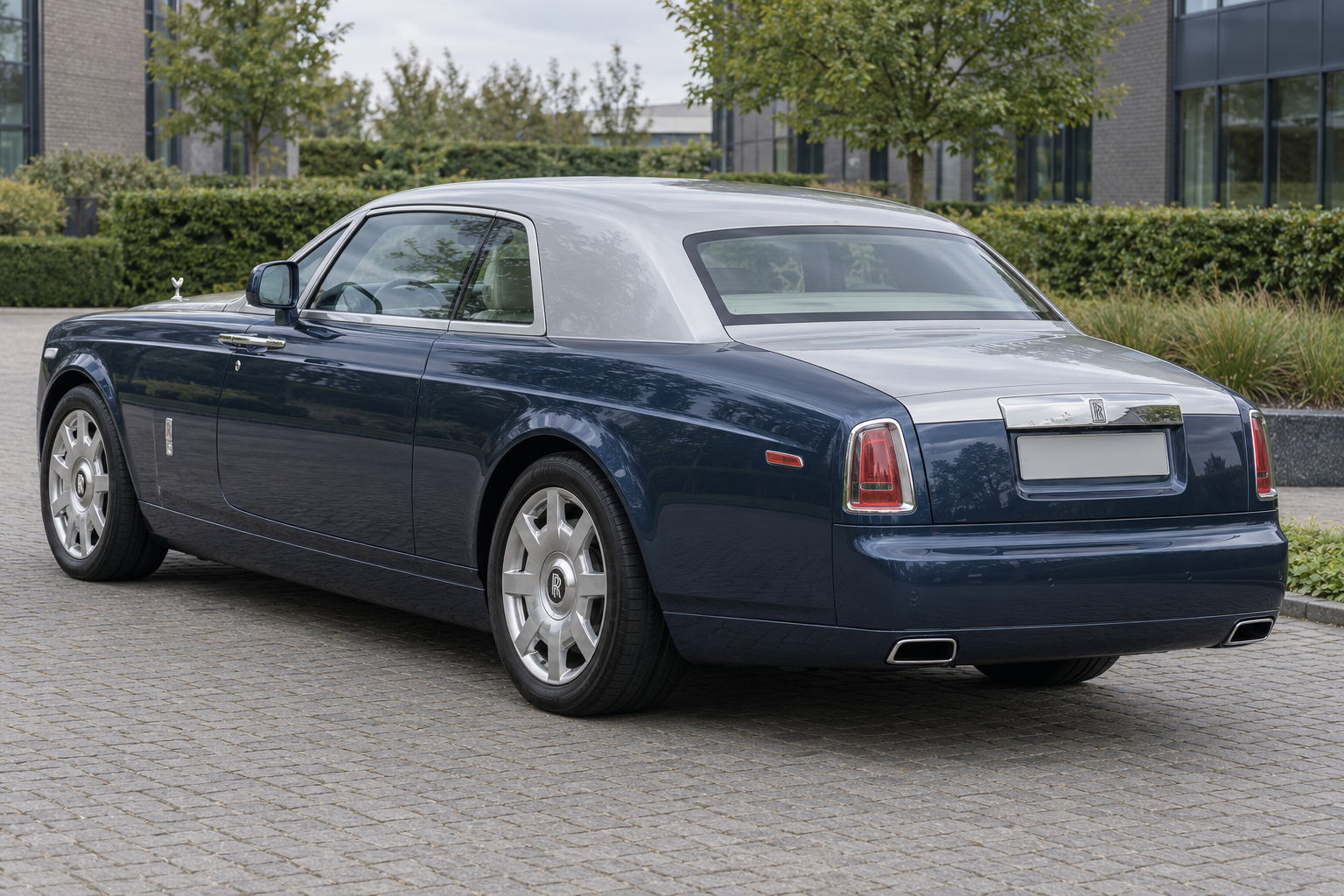 Gesloten Rolls-Royce Phantom Coup&eacute; van achteren gezien