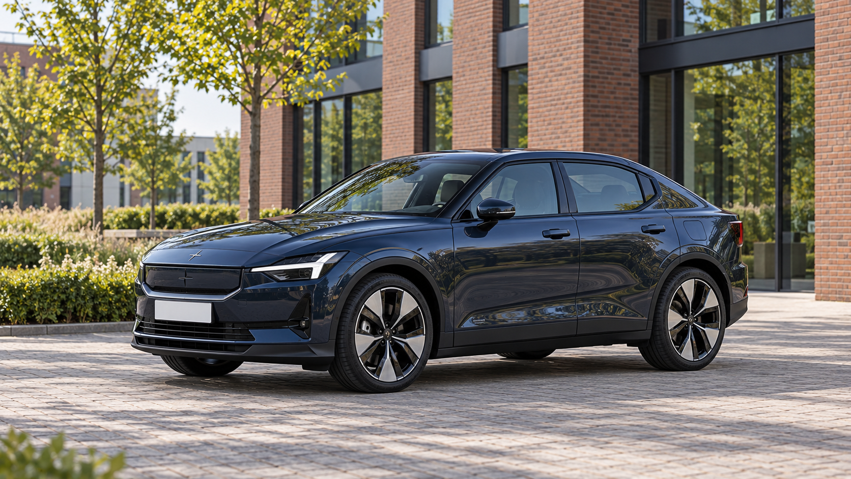 Donkerblauwe Polestar 2 fastback bij een bakstenen kantoor