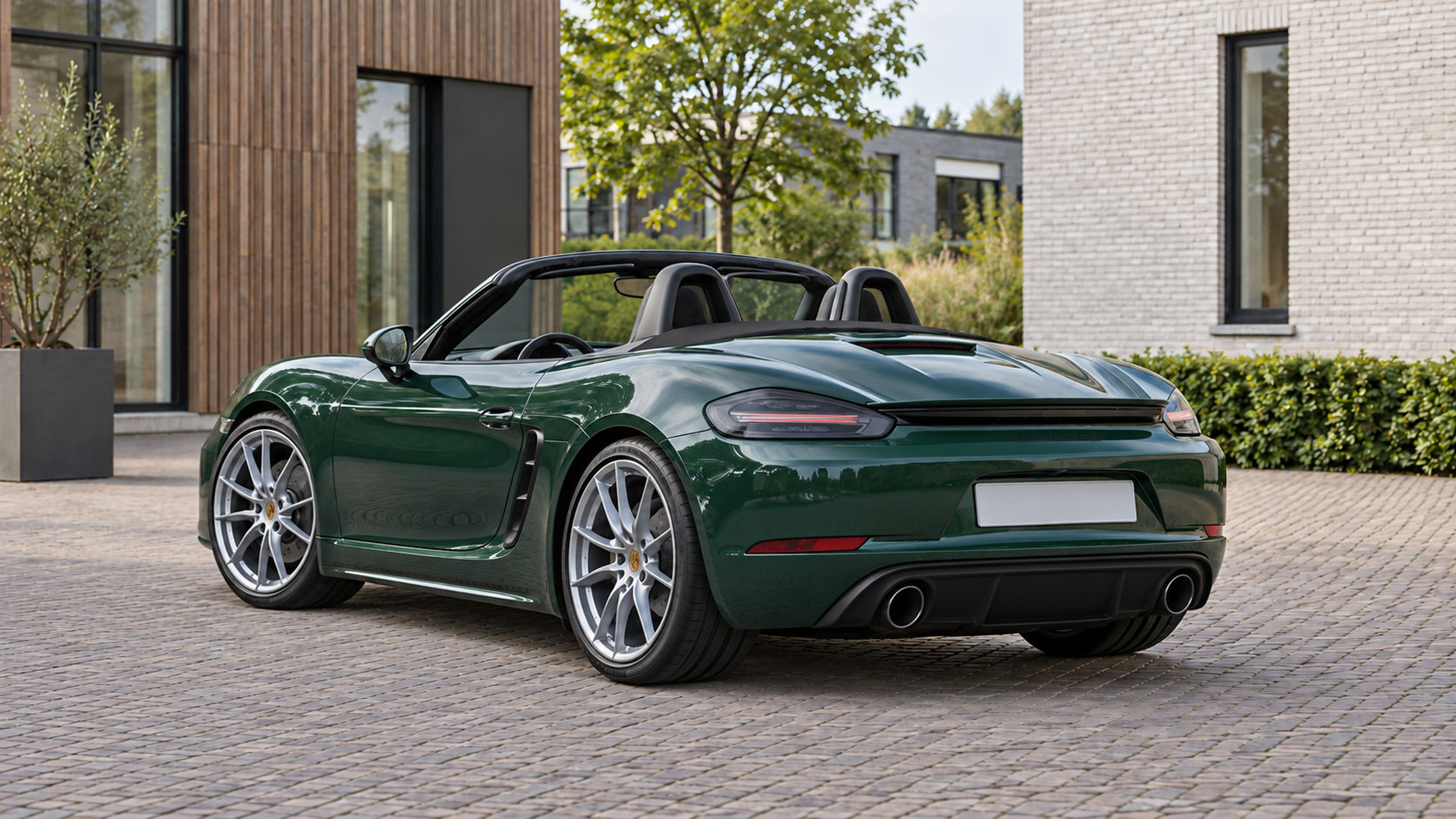 Donkergroene Porsche 718 Boxster GTS 4.0 met geopend dak van linksachter